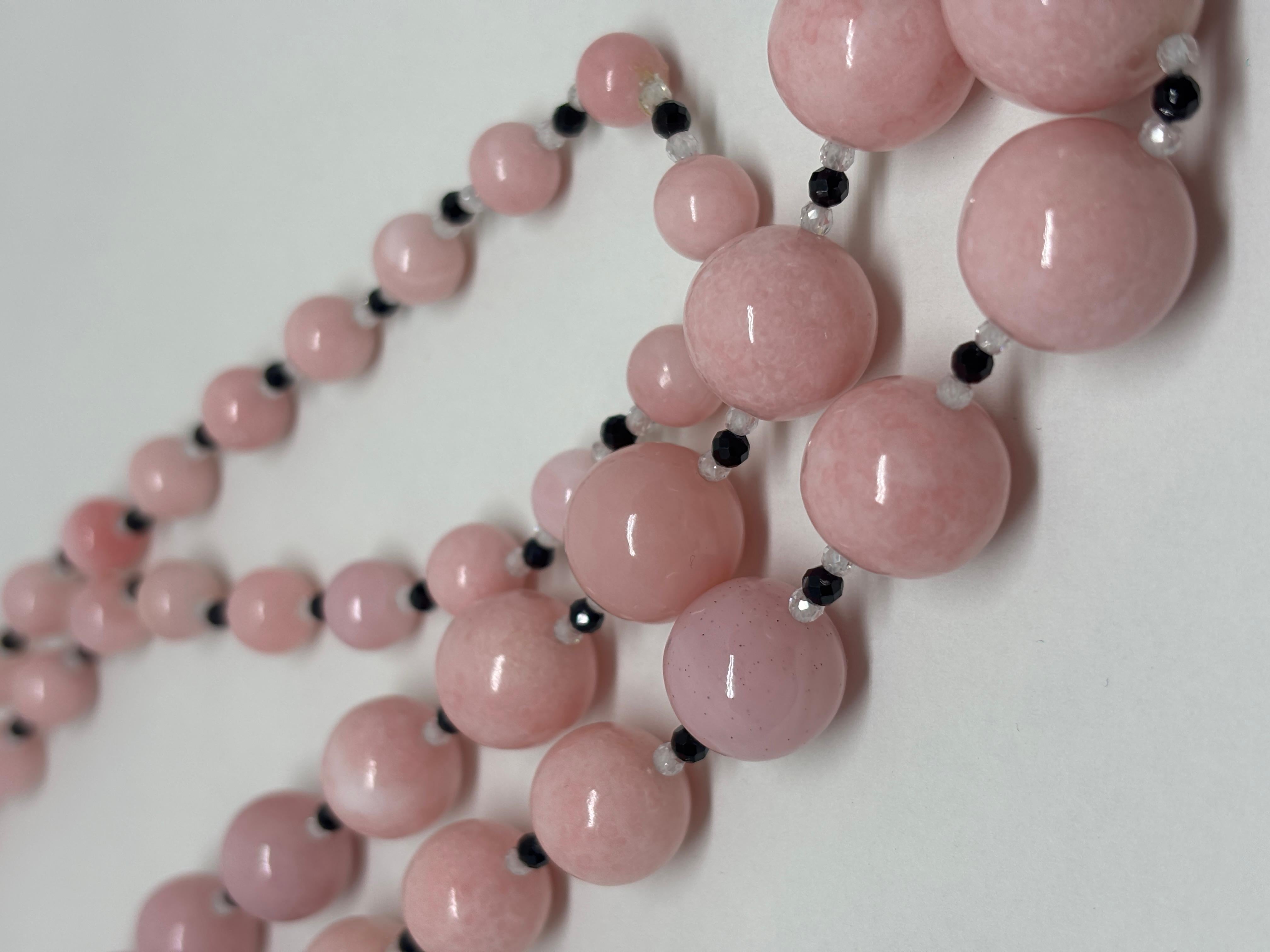 Contemporain Collier d'opale rose et d'onyx noir (ressemble à une perle de conque) en vente