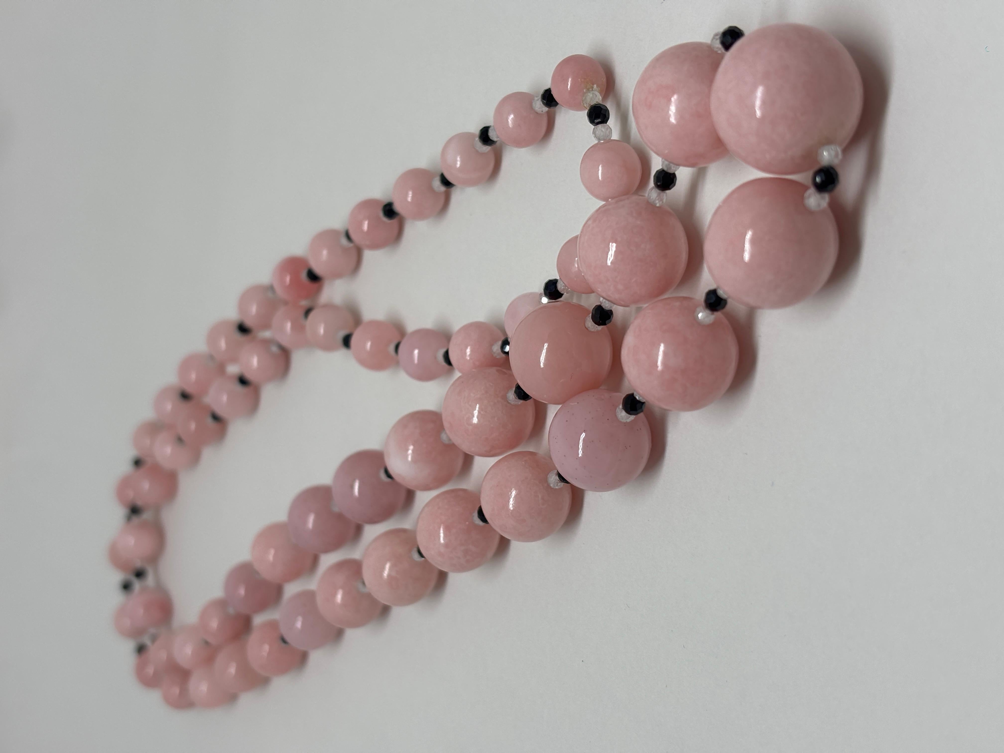 Perle Collier d'opale rose et d'onyx noir (ressemble à une perle de conque) en vente