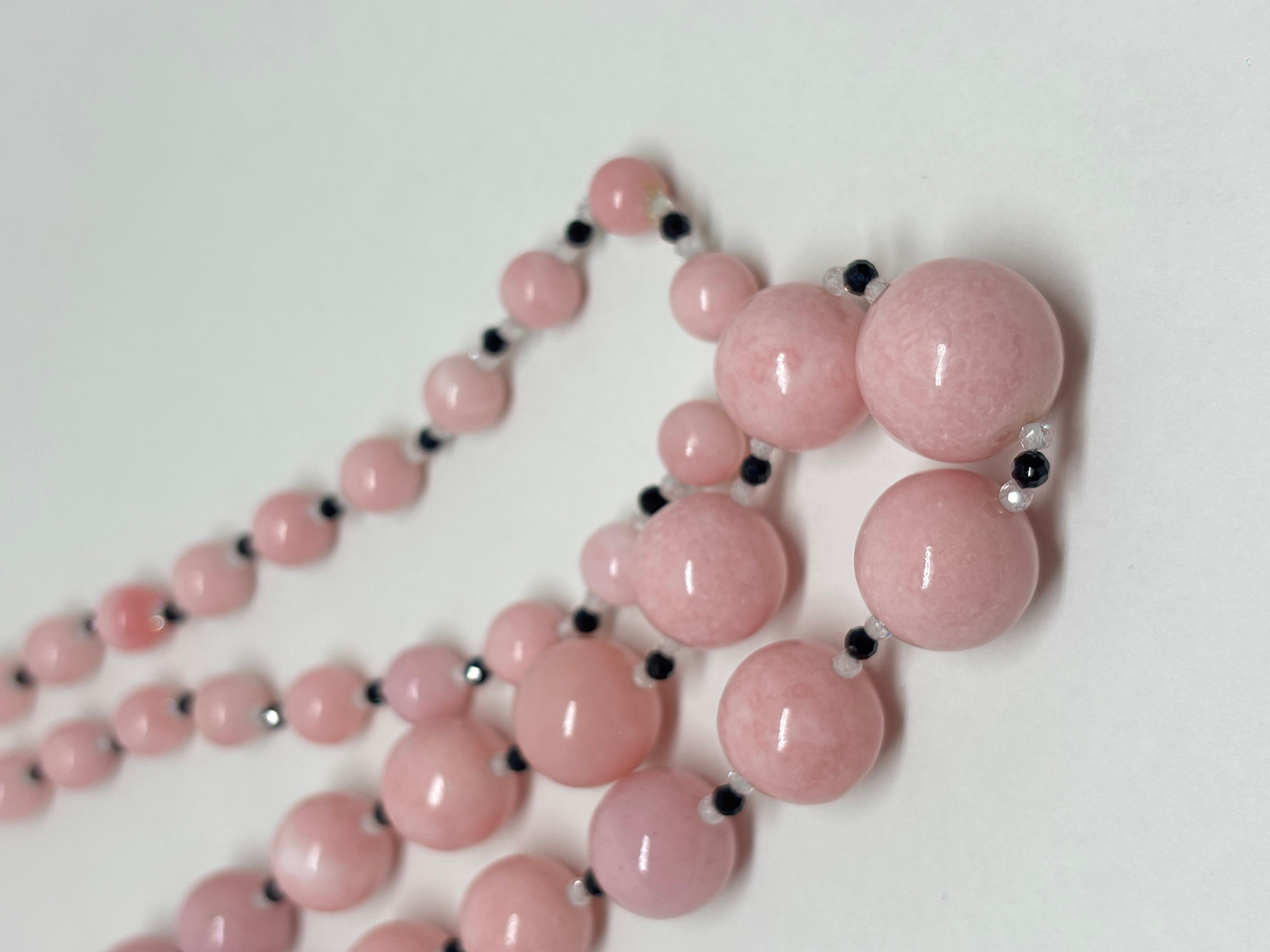 Collier d'opale rose et d'onyx noir (ressemble à une perle de conque) Pour femmes en vente
