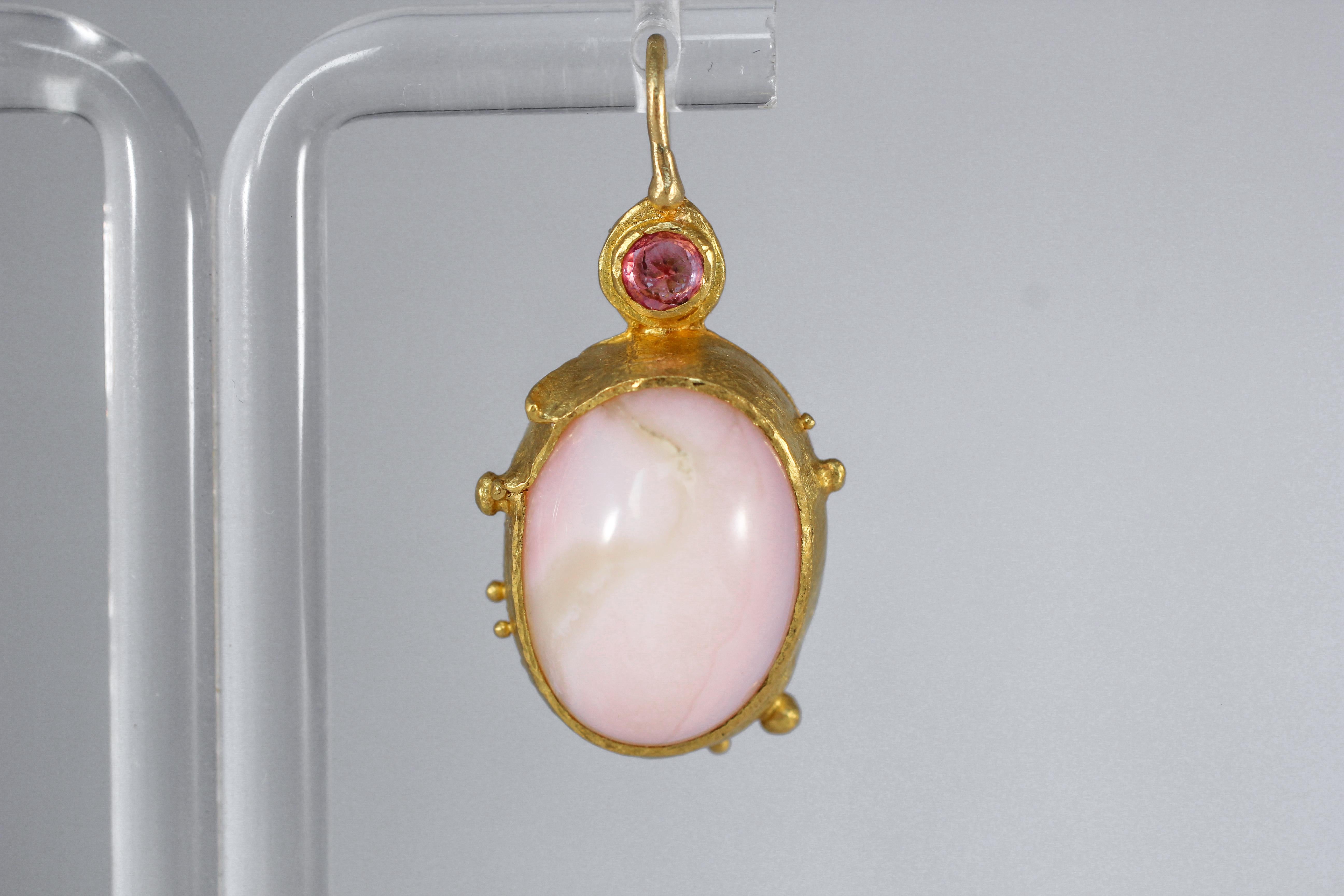Ces subtiles boucles d'oreilles pendantes en opale rose apporteront une touche d'élégance à n'importe quelle tenue. Boucles d'oreilles en forme de rose. Ils sont confortables et faciles à coordonner avec n'importe quel look. Fait main. Unique en son