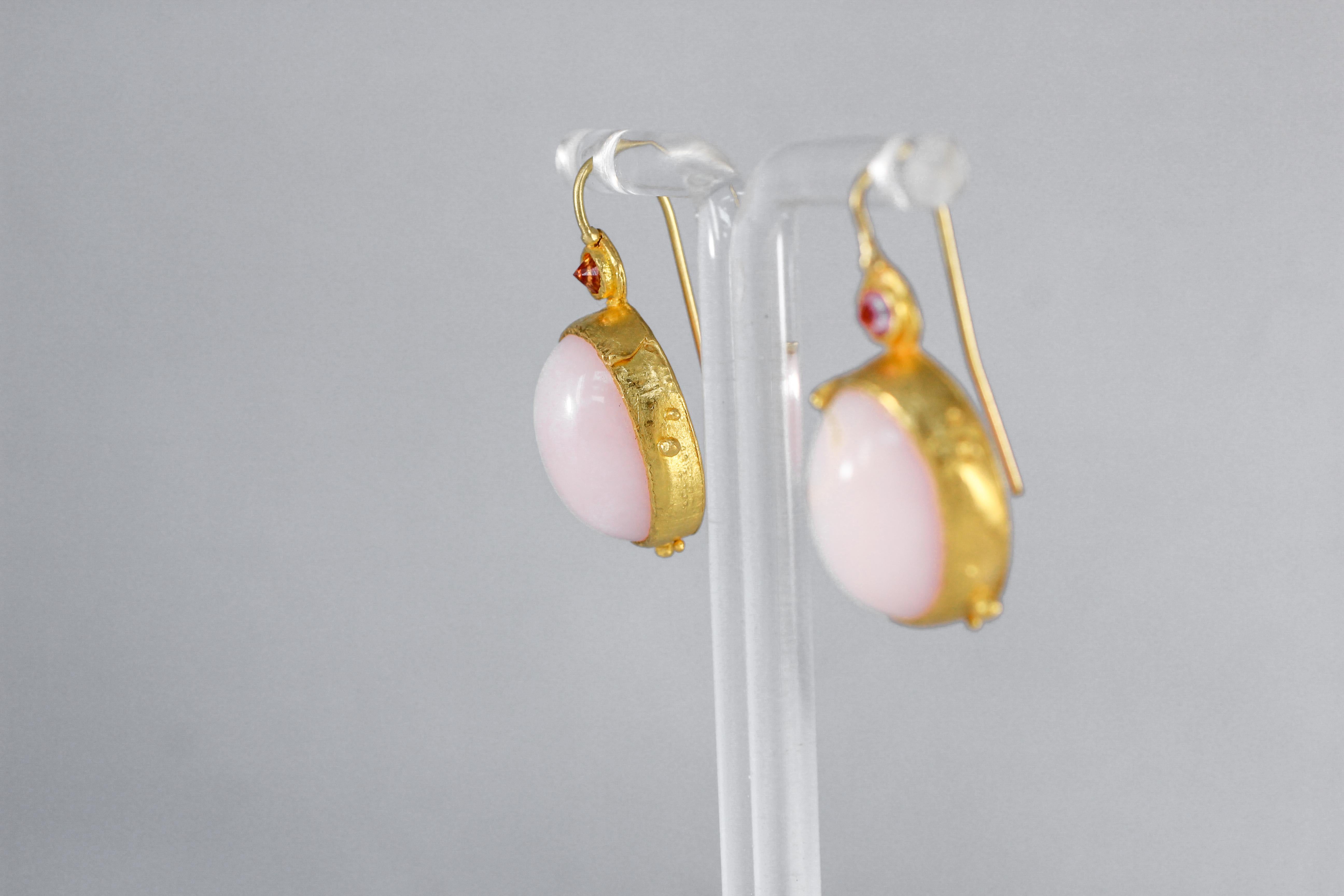 Taille ovale Boucles d'oreilles pendantes en or 22 carats Opale Rose Saphir en vente