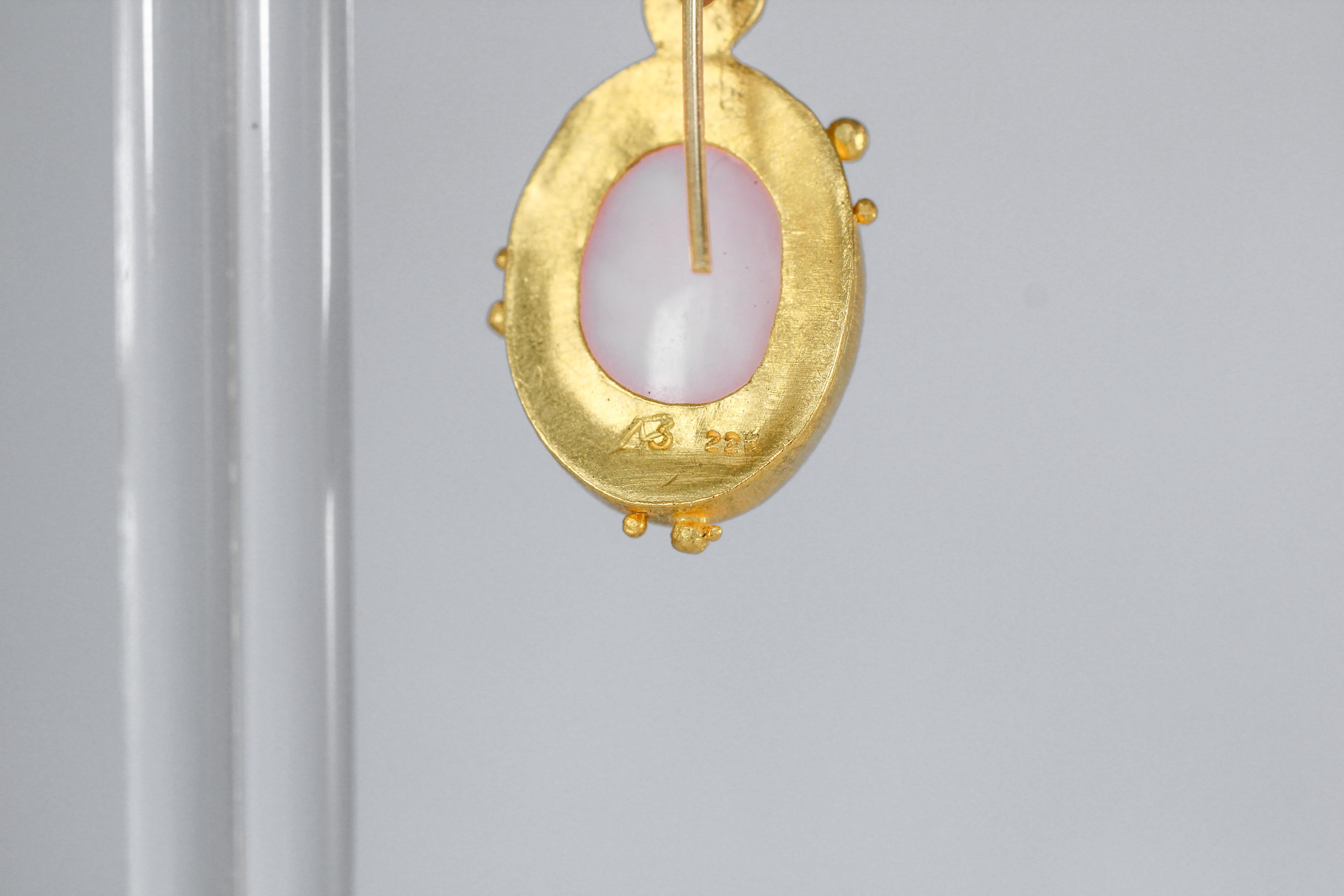 Boucles d'oreilles pendantes en or 22 carats Opale Rose Saphir en vente 2