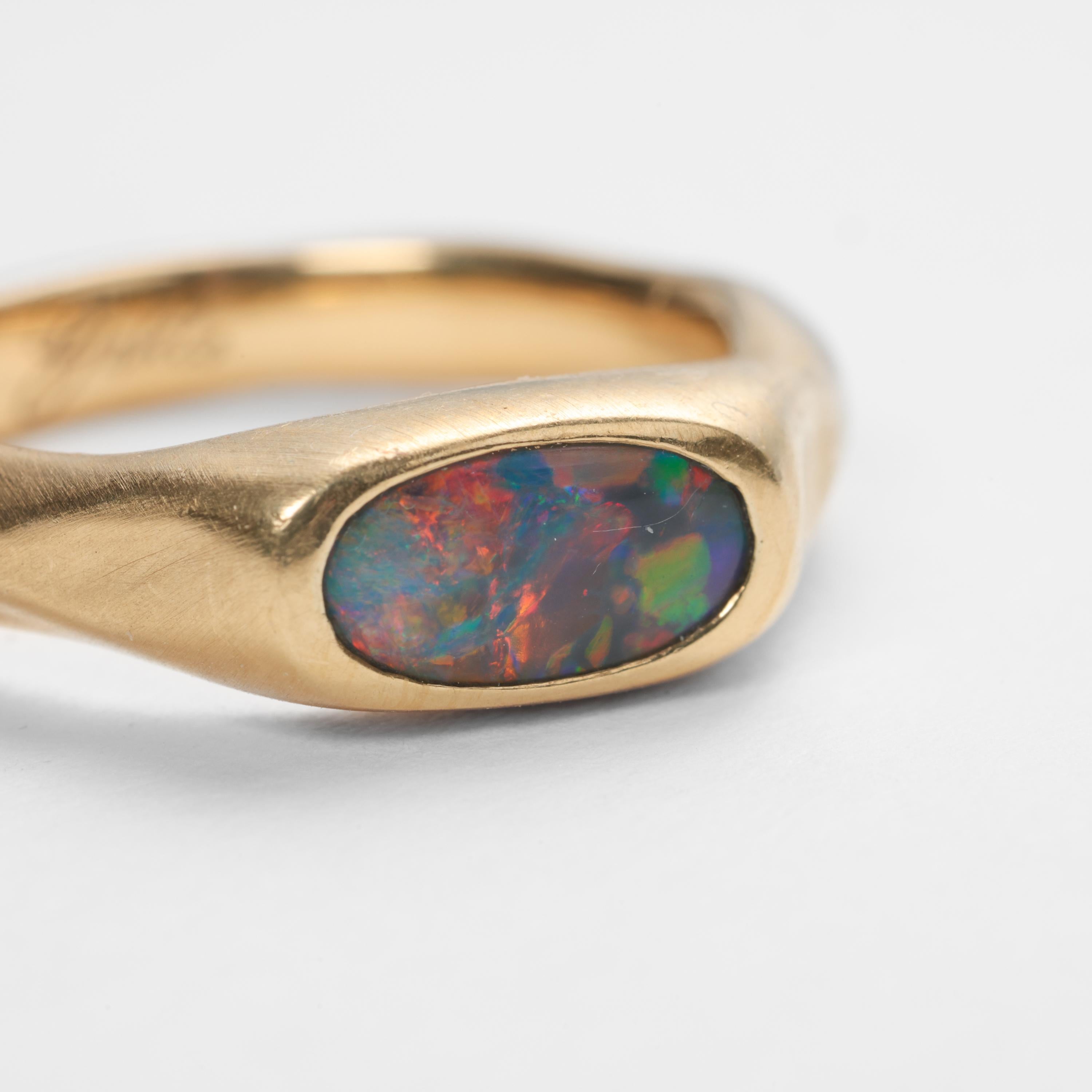 Artigiano Anello Opale Lightning Ridge Australiano, Red Flash, 18K Misura 8.5 in vendita