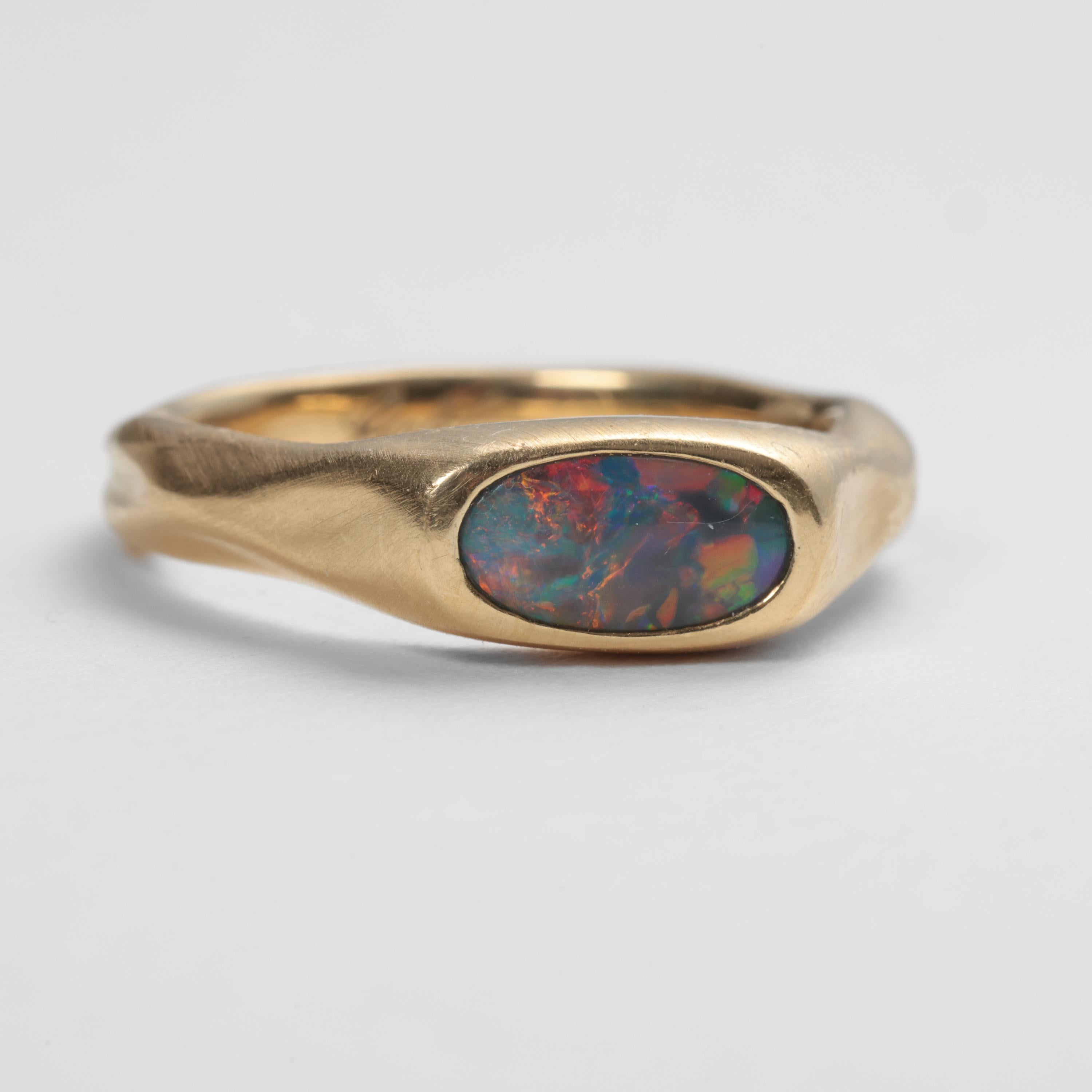 Anello Opale Lightning Ridge Australiano, Red Flash, 18K Misura 8.5 In condizioni Nuovo in vendita a Southbury, CT