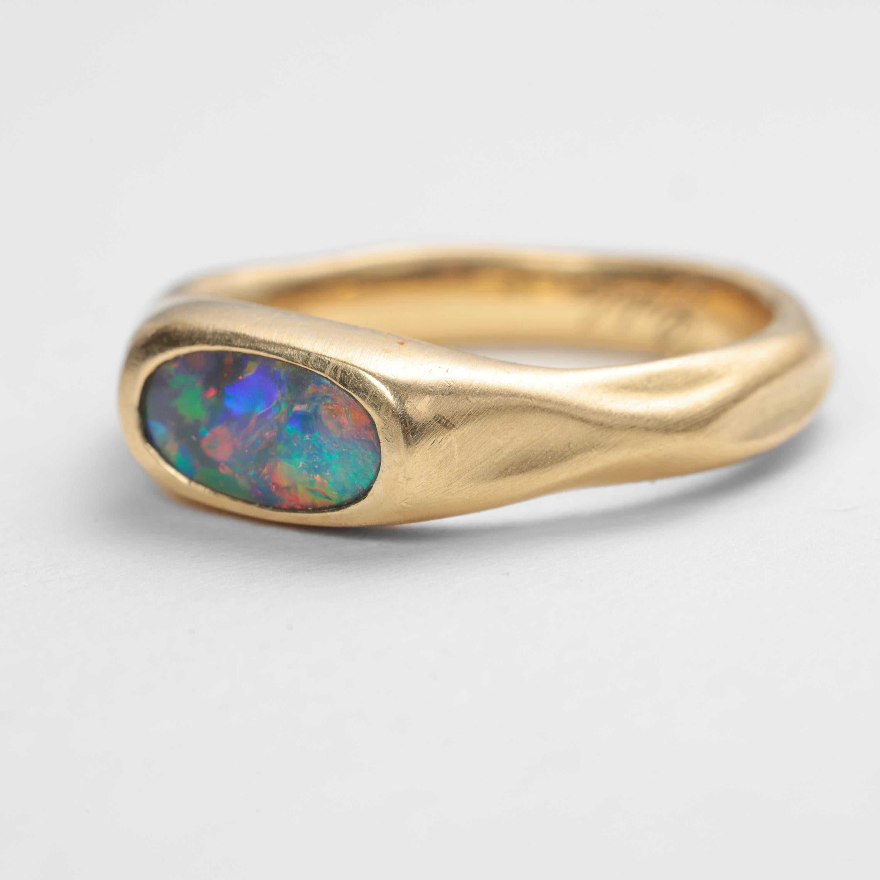 Anello Opale Lightning Ridge Australiano, Red Flash, 18K Misura 8.5 in vendita 3