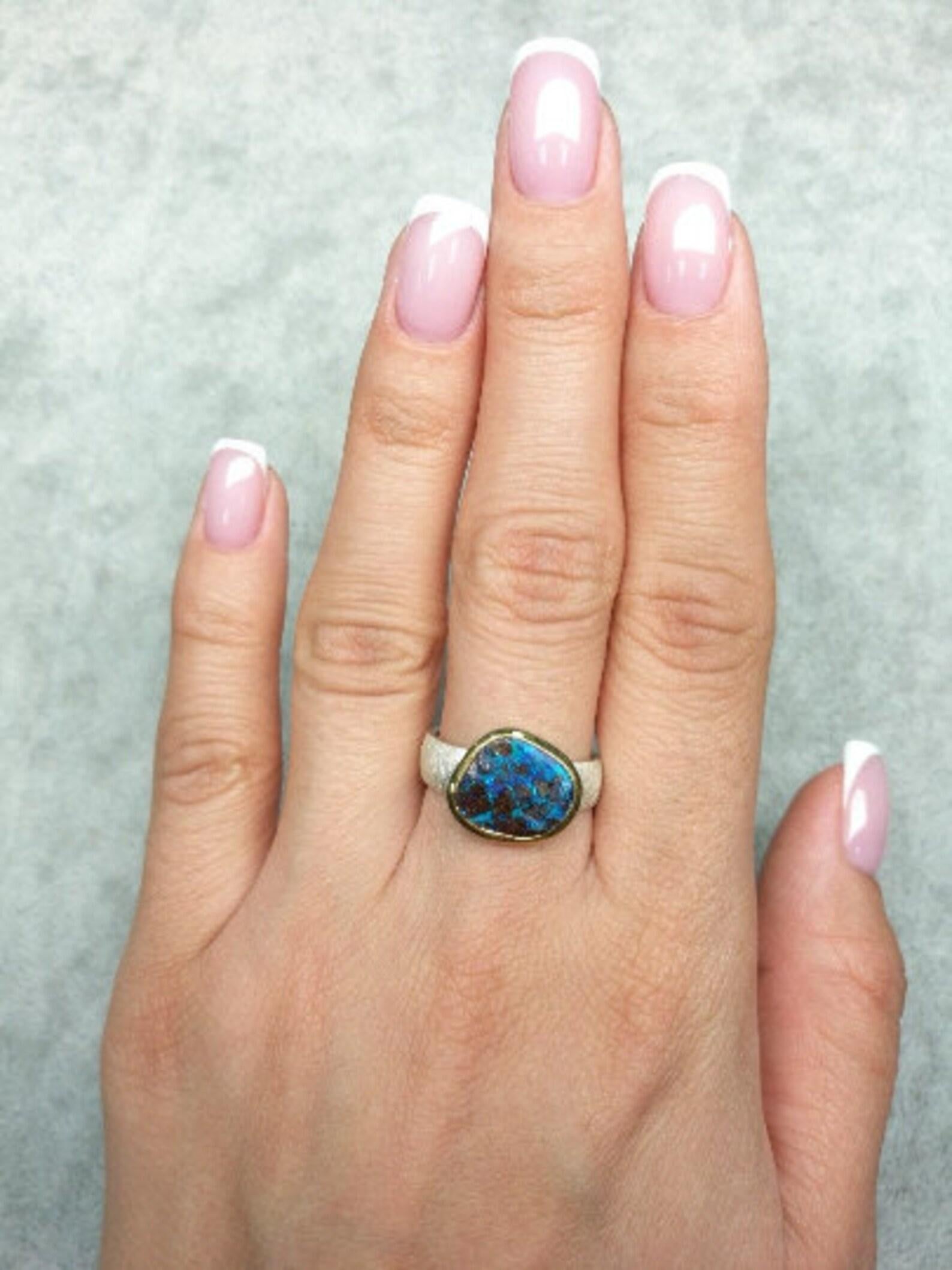 Bague en argent avec Opale de Boulder naturelle avec opalescence bleue
Origine de la pierre précieuse - Australie
la taille des gemmes est de 0,2 x 0,35 x 0,43 in / 5 x 9 x 11 mm
Taille de la bague - 6.5 US
Poids de l'anneau - 4,29 grammes