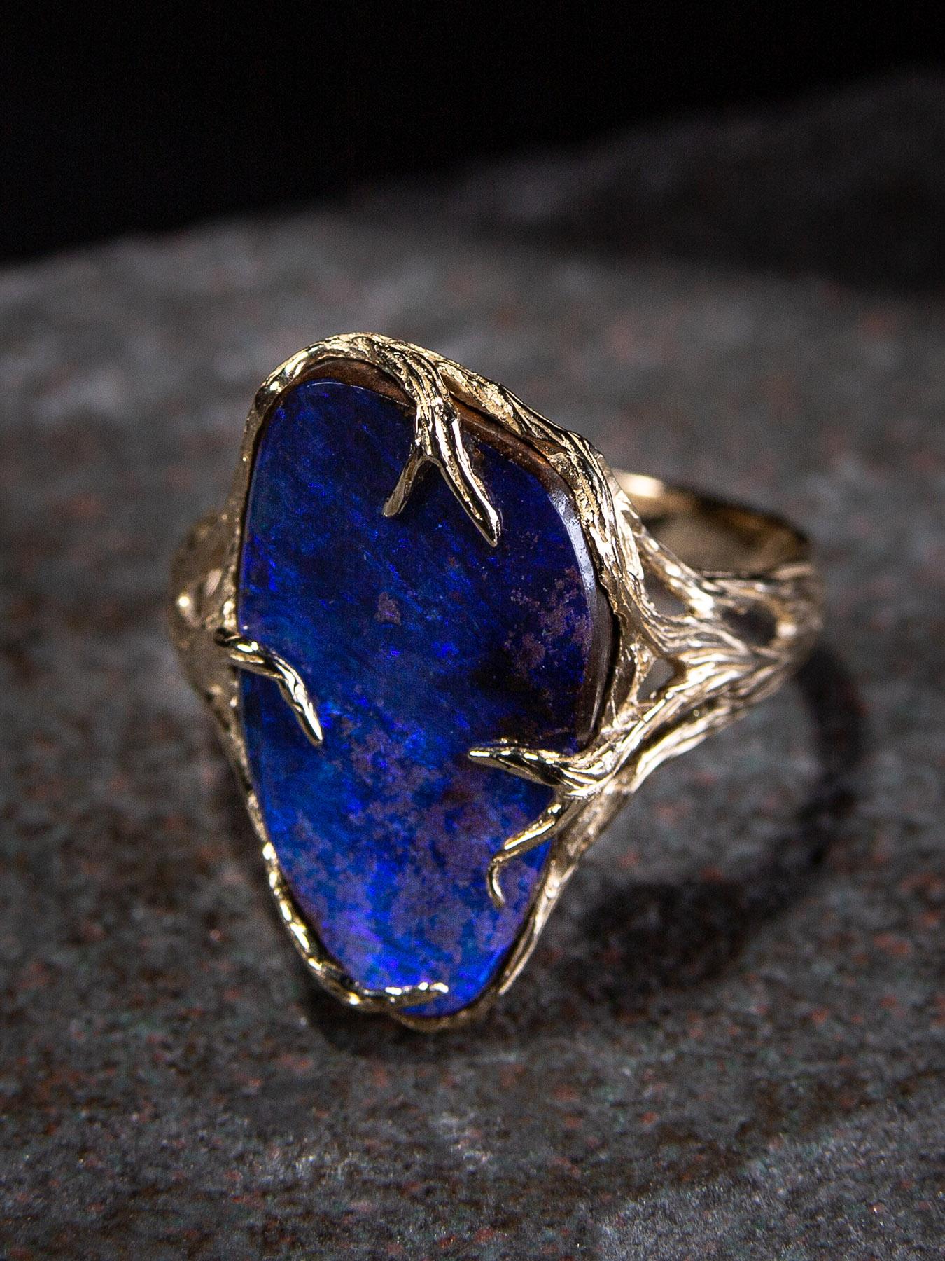 Opal Ring Yellow Gold Navy Blue Natural Boulder Australian Opal In New Condition For Sale In Berlin, DE