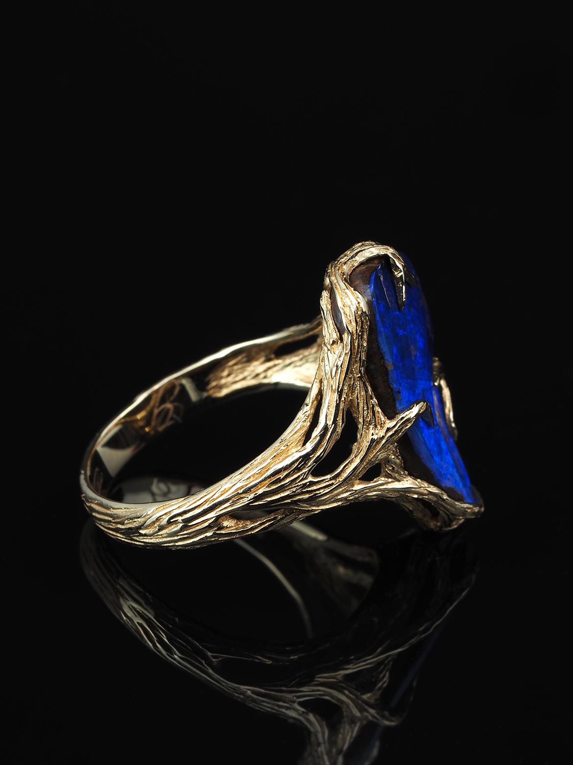 Opal Ring Yellow Gold Navy Blue Natural Boulder Australian Opal In New Condition For Sale In Berlin, DE