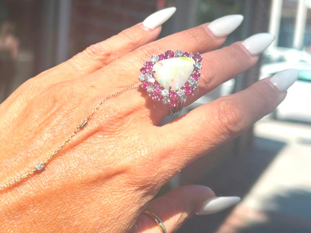 Bague en platine opale rubis et diamant 2.00CTW

Une belle boule de confettis, une magnifique  L'opale de la famille des 