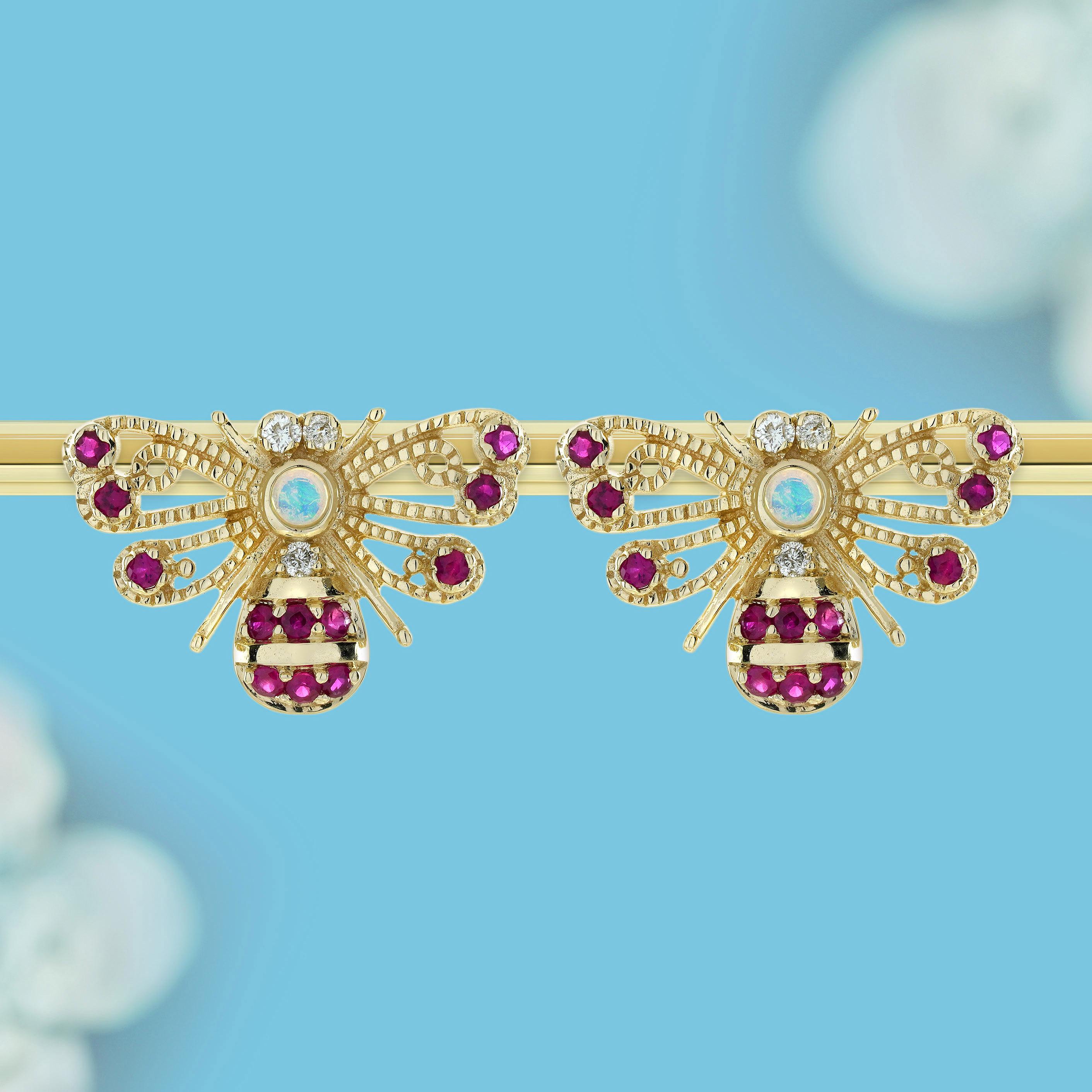 Estos pendientes de abeja de estilo vintage tienen un ópalo natural redondo como cuerpo, con vibrantes rubíes que forman las alas y el abdomen de la abeja. Los diamantes brillantes hacen las veces de ojos, añadiendo un brillante toque de elegancia.