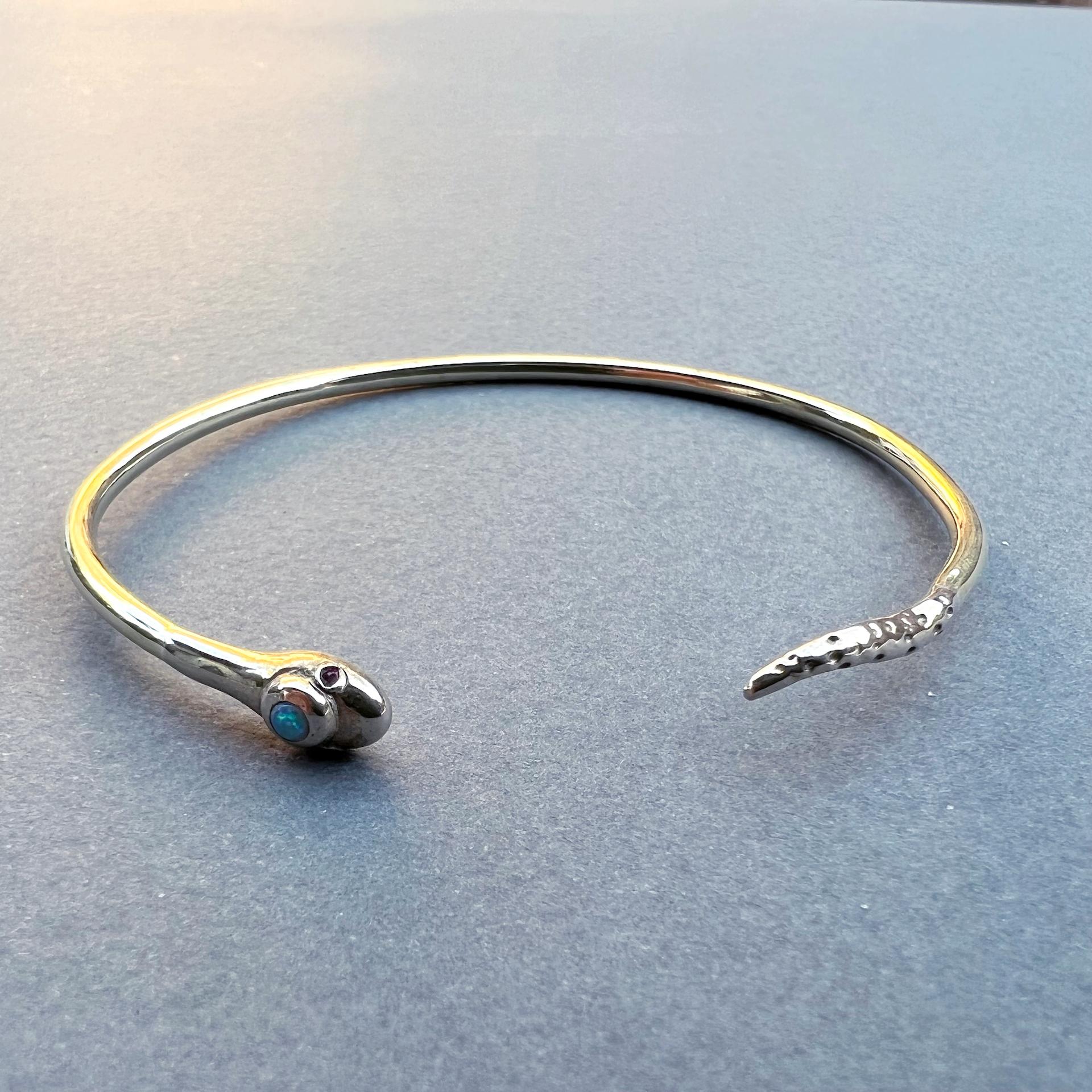 Bracelet manchette jonc serpent en opale, rubis et bronze J Dauphin Animal Jewelry Pour femmes en vente