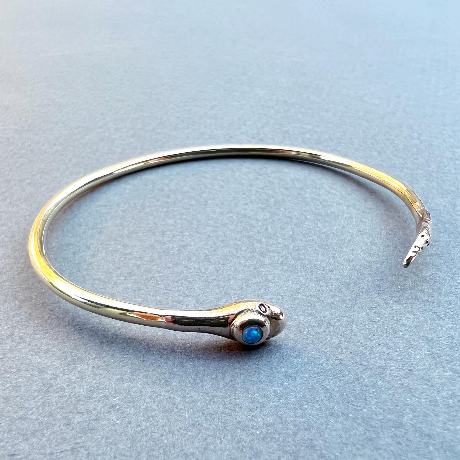 Bracelet manchette jonc serpent en opale, rubis et bronze J Dauphin Animal Jewelry en vente 1