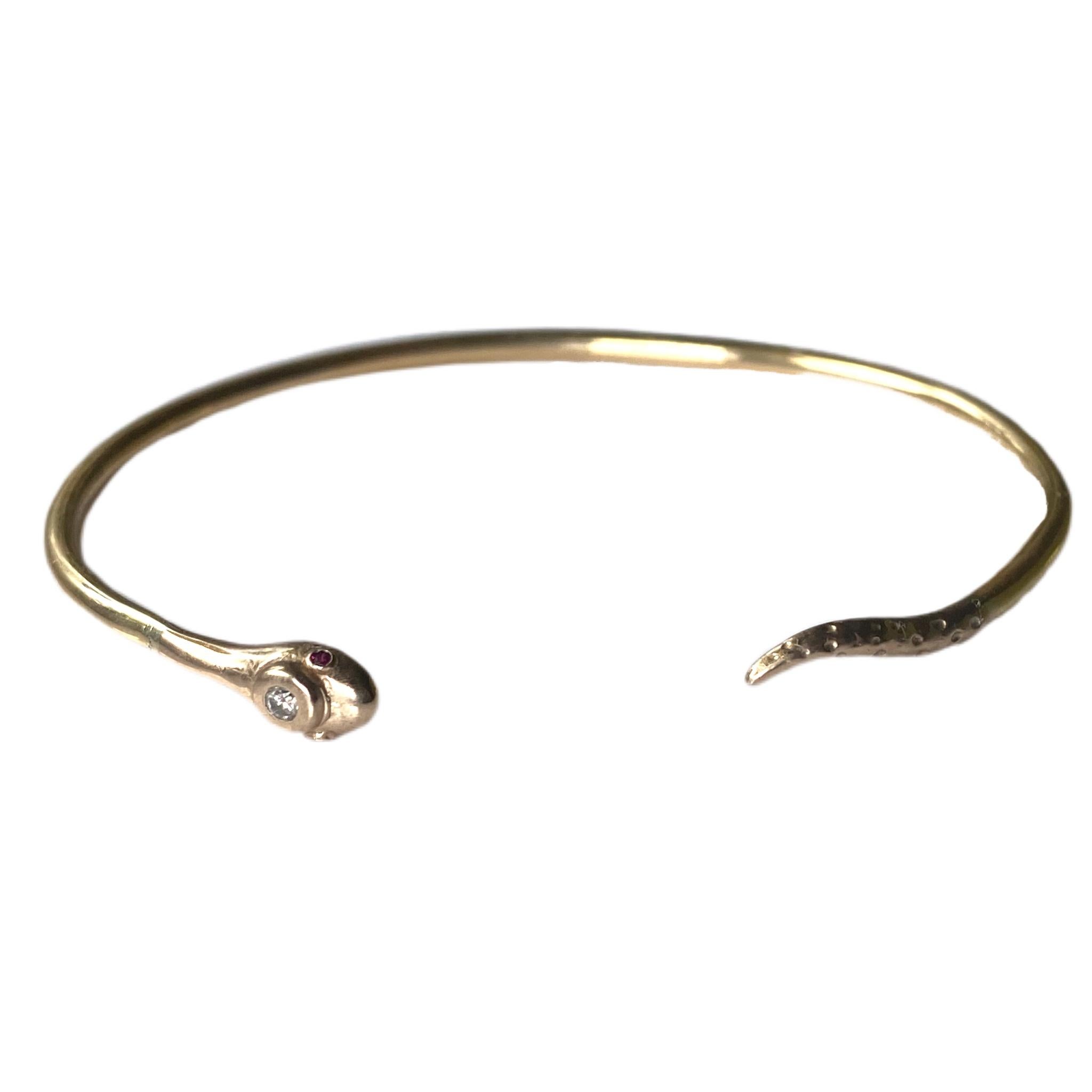 J Dauphin Bracelet manchette fantaisie en forme de serpent en opale, rubis et bronze Pour femmes en vente