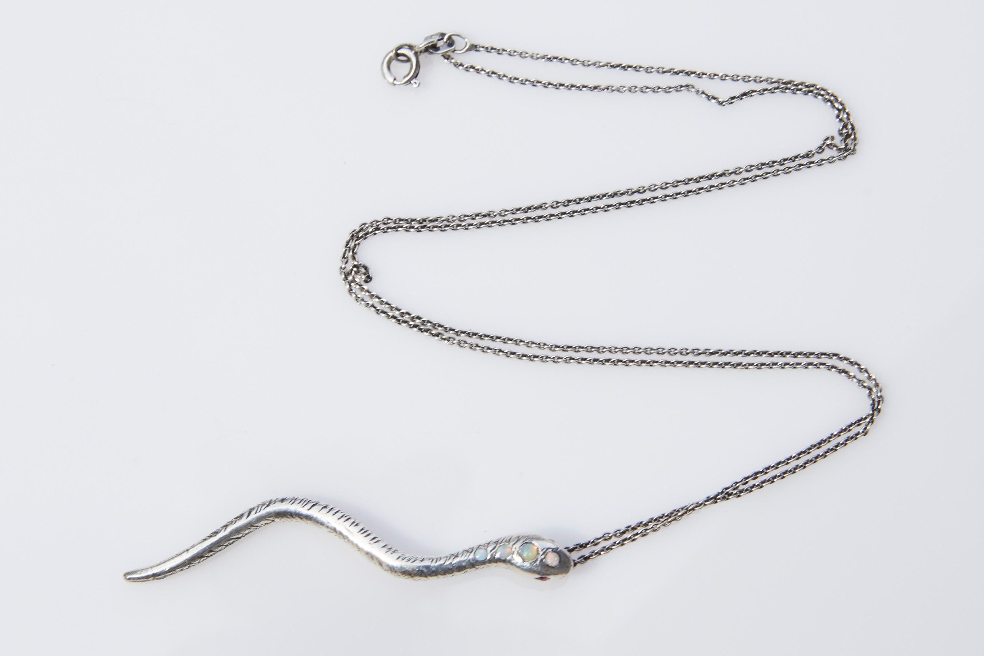 Taglio rotondo Collana con catena a serpente in opale e rubino in A. Silver in vendita