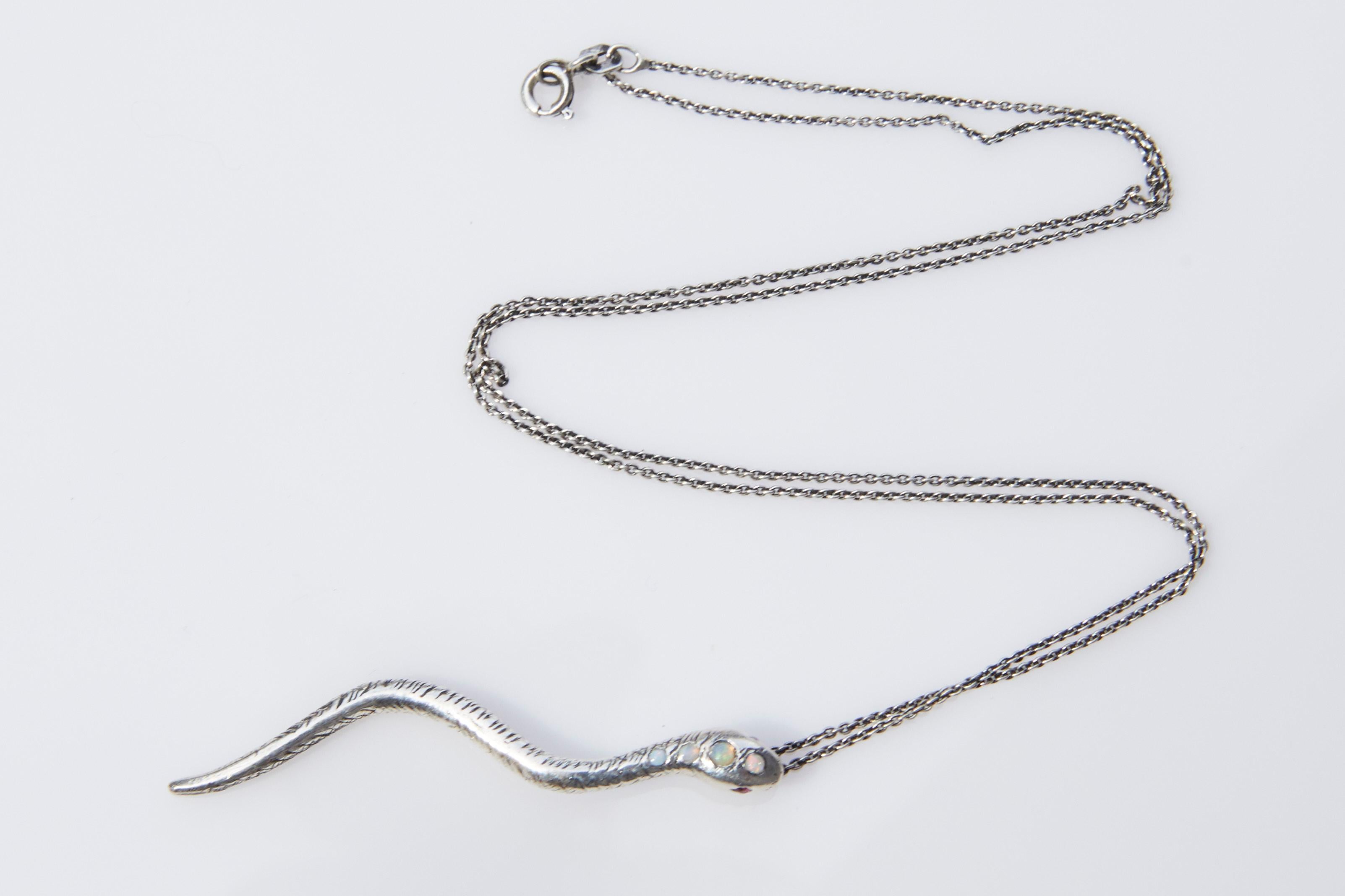 Contemporain J Dauphin, collier pendentif chaîne serpent en argent, opale, rubis et chaîne en vente