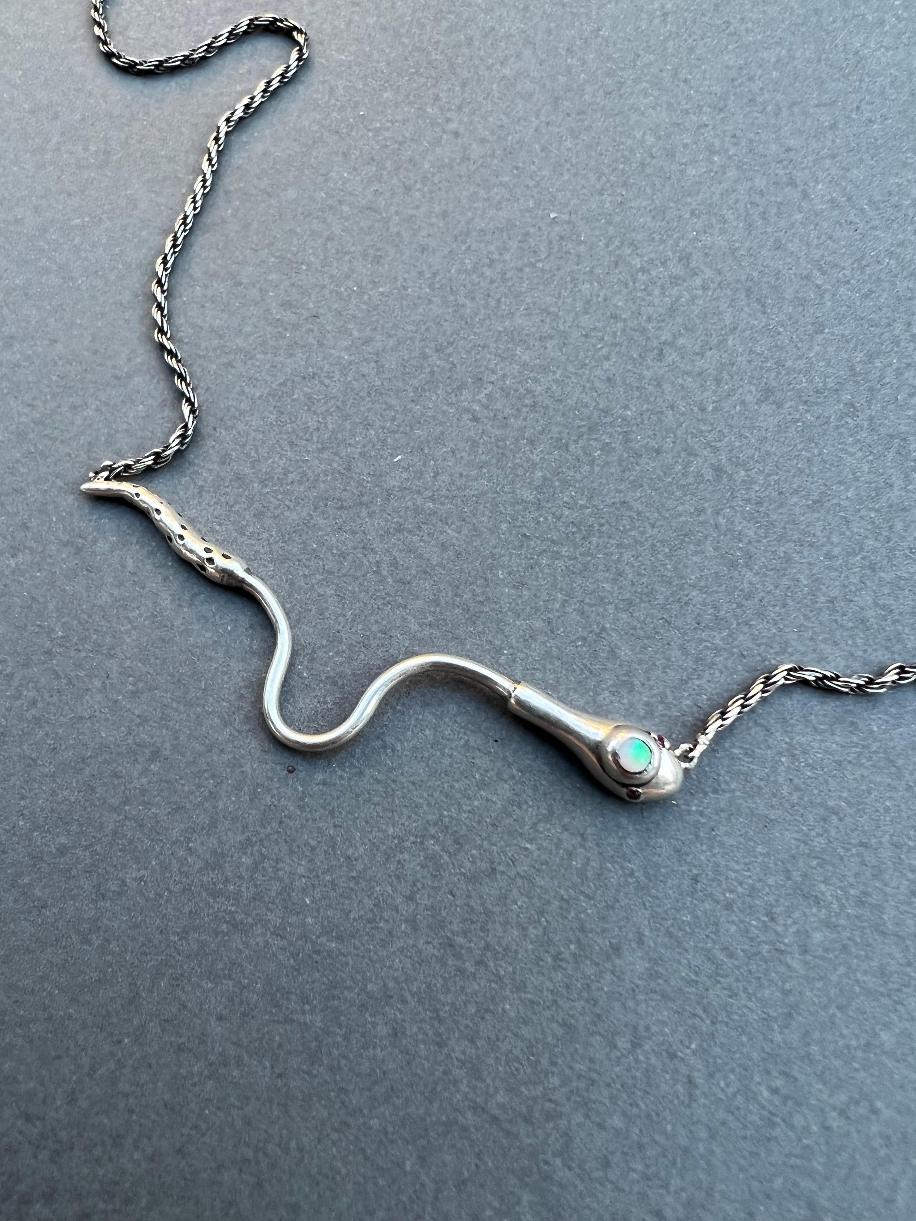 J Dauphin Collier serpent en opale, rubis et chaîne en argent italien en vente 5