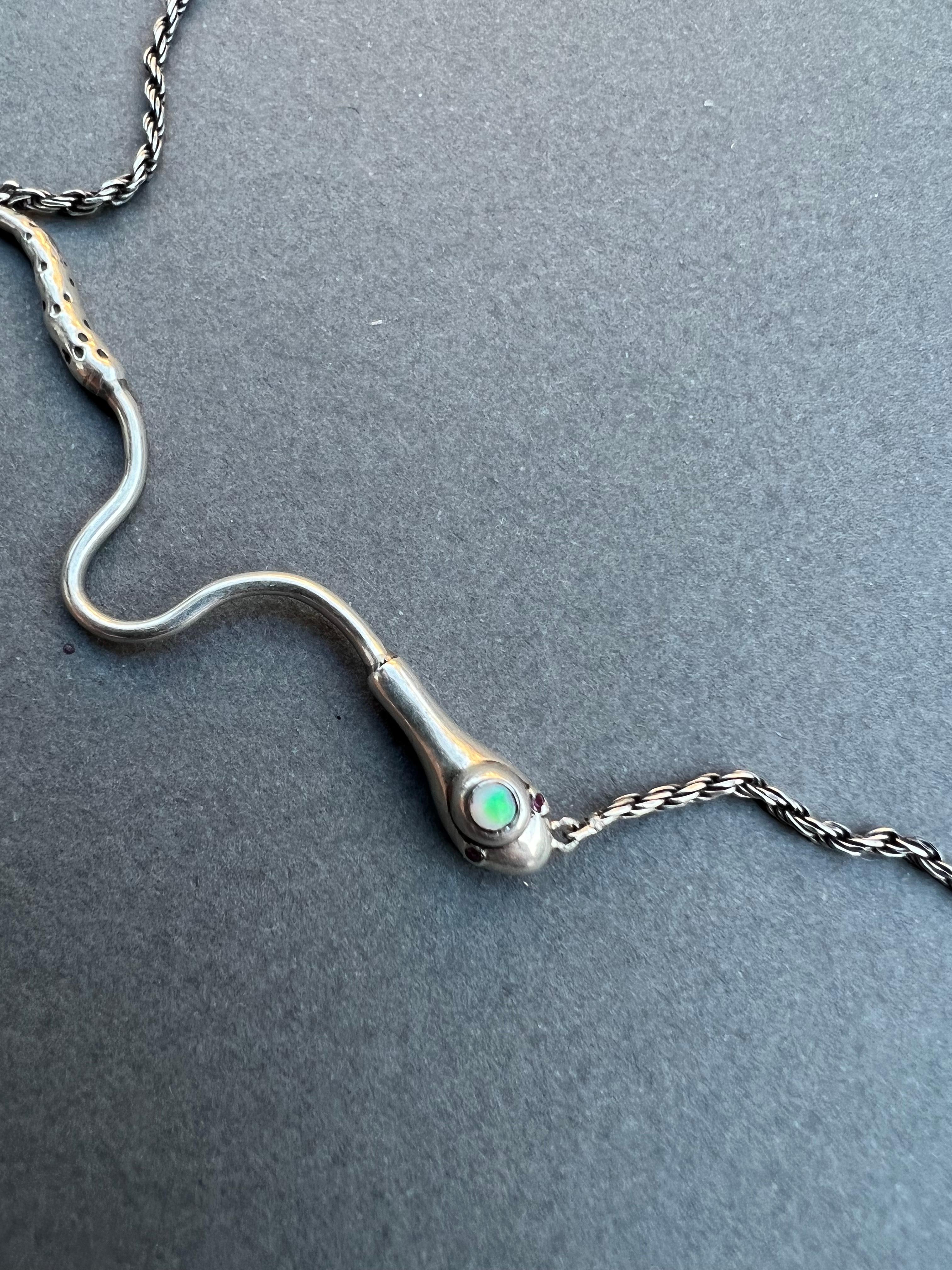 J Dauphin Collier serpent en opale, rubis et chaîne en argent italien en vente 13