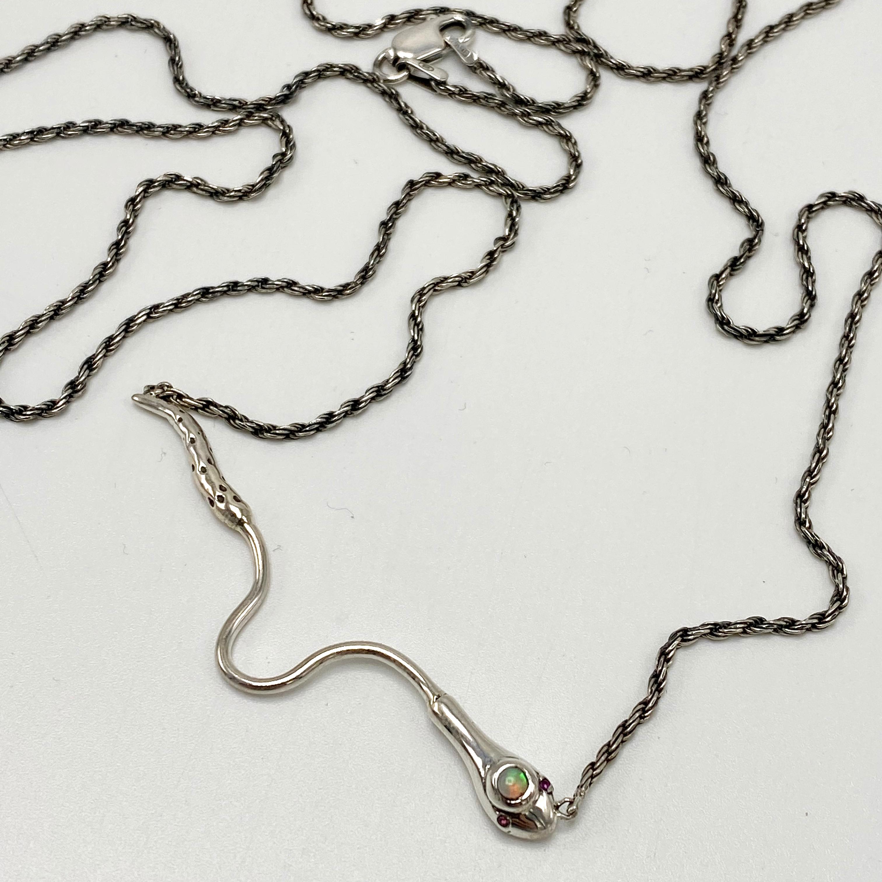 Taille ronde J Dauphin Collier serpent en argent avec diamants blancs et rubis, chaîne italienne en vente
