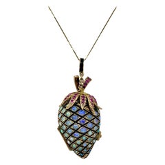 Opal Ruby Strawberry Pinecone Locket Collar Colgante Esmalte Oro MidCentury 3"