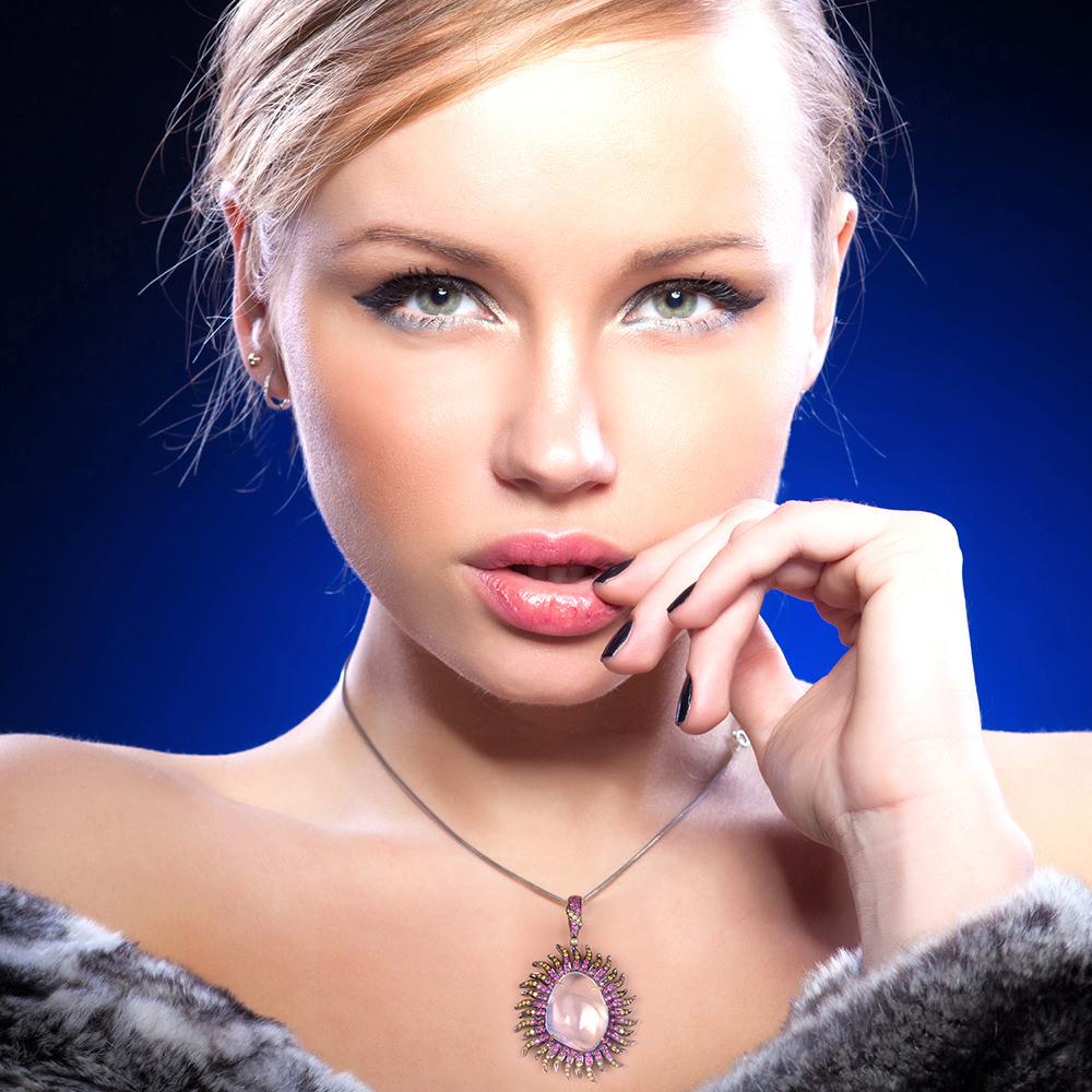 Halskette mit Opal-Rubin-Sonnen-Diamant-Anhänger (Einfacher Schliff) im Angebot