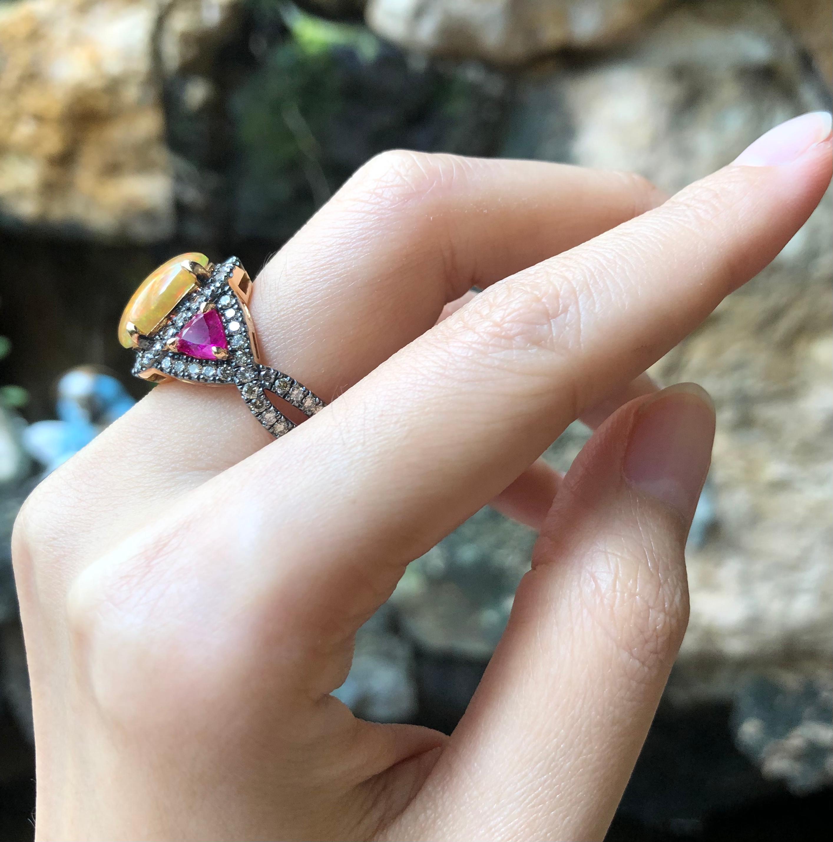 Anello con opale, rubino e diamanti marroni incastonati in oro rosa 18 carati in vendita 5