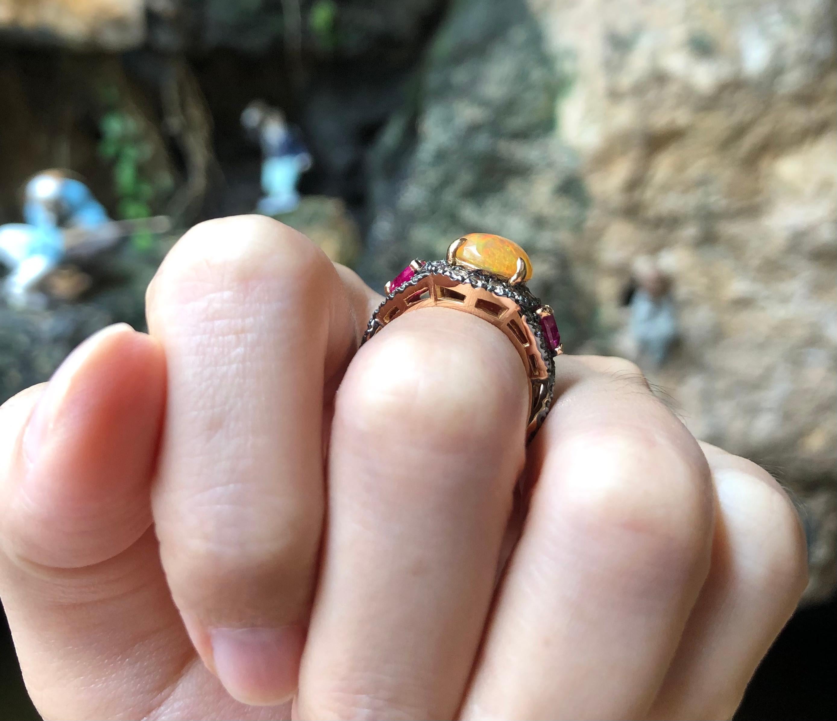 Anello con opale, rubino e diamanti marroni incastonati in oro rosa 18 carati in vendita 3
