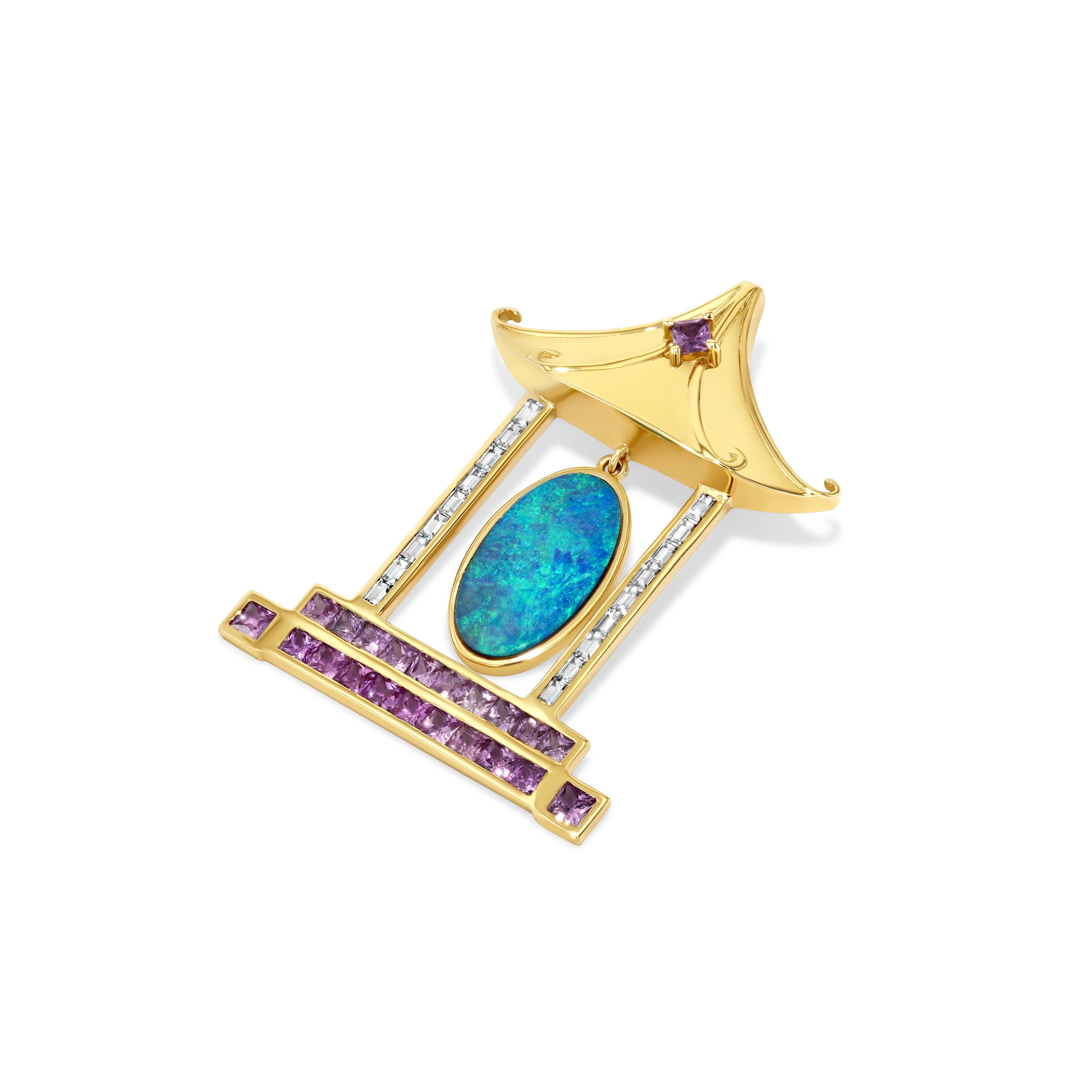 Un ciondolo a forma di pagoda unico nel suo genere, con un tetto curvo e tridimensionale. Selezionato per la Mostra d'Artista durante la Milano Jewelry Week 2024. Realizzato in oro giallo 14 carati. Sospeso da un filo d'oro 14k, 20 pollici, largo 2