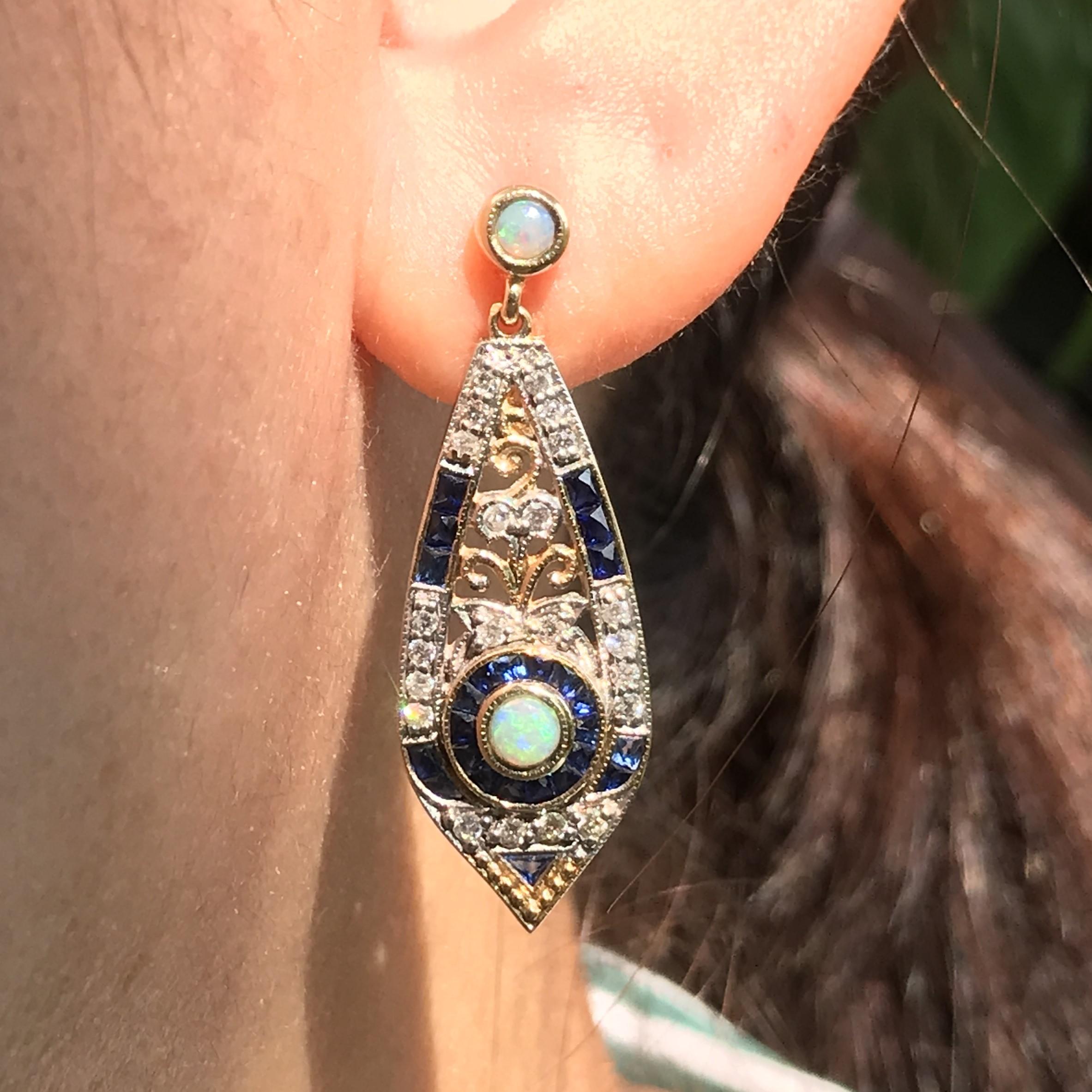 Édouardien Boucles d'oreilles pendantes en or jaune 9K Opale Saphir Diamant Style Art Déco Filigree en vente