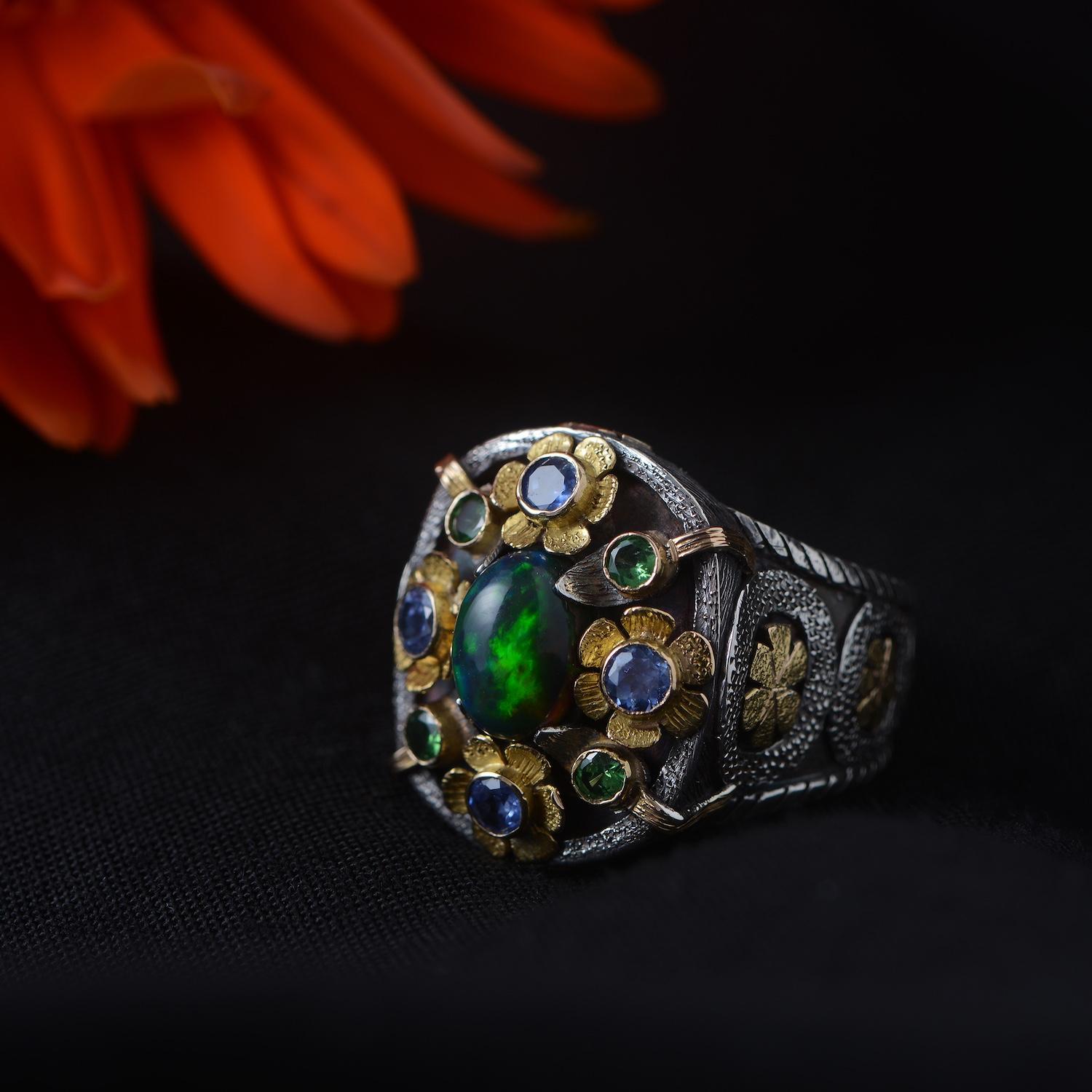 Cabochon Emma Chapman Anello da cocktail in oro giallo, zaffiro e zavorite A. Silver in vendita