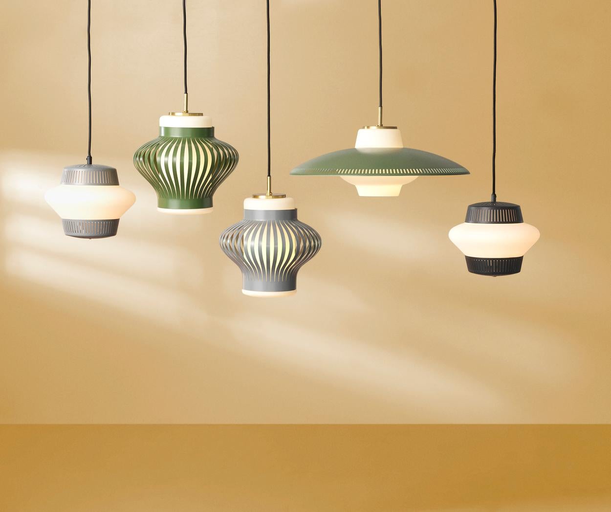 Danois Lampe à suspension jaune lumineuse à abat-jour en opale de Warm Nordic en vente