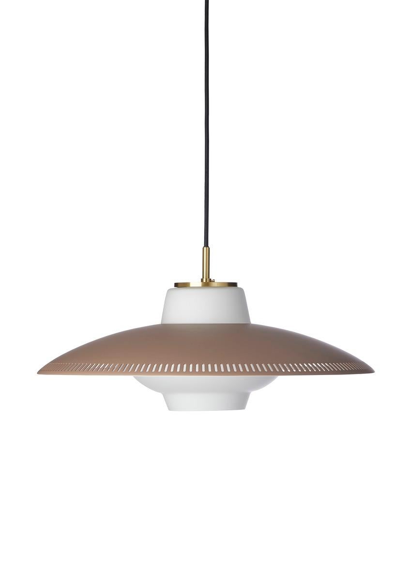 Ciondolo marrone nocciola con paralume opalino di Warm Nordic
Dimensioni: D43 x H17 cm
Materiale: Acciaio laccato, vetro opalino sabbiato
Peso: 2 kg
Disponibile anche in diversi colori. Contattateci.

Il pendente Opal Shade è stato progettato negli