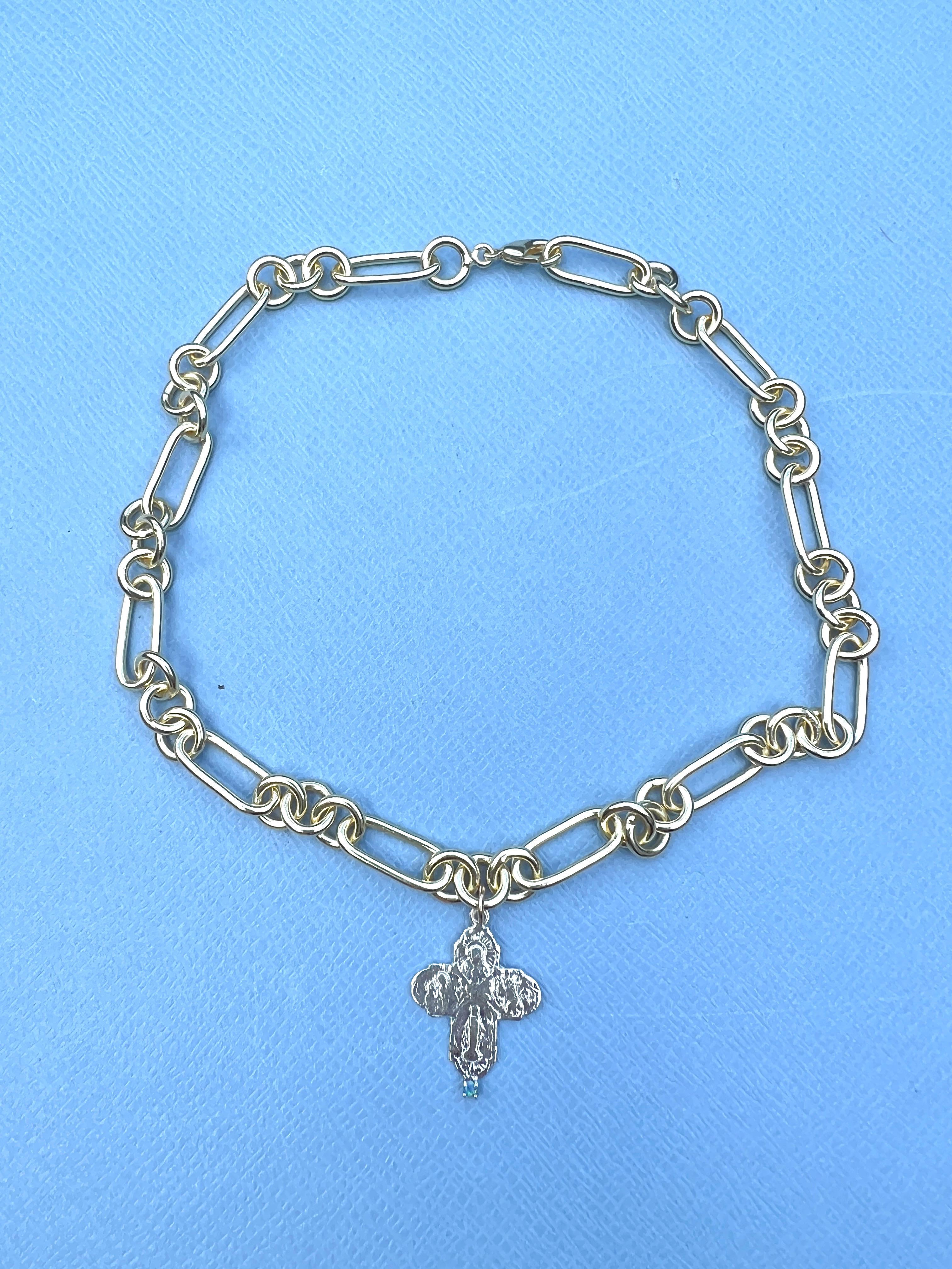 Collana con catena a croce in argento opalino  Chunky Choker

La croce con i bracci di uguale lunghezza, nota come croce greca, ha un profondo valore simbolico in diverse culture ed epoche. Storicamente, questa forma di croce è precedente al