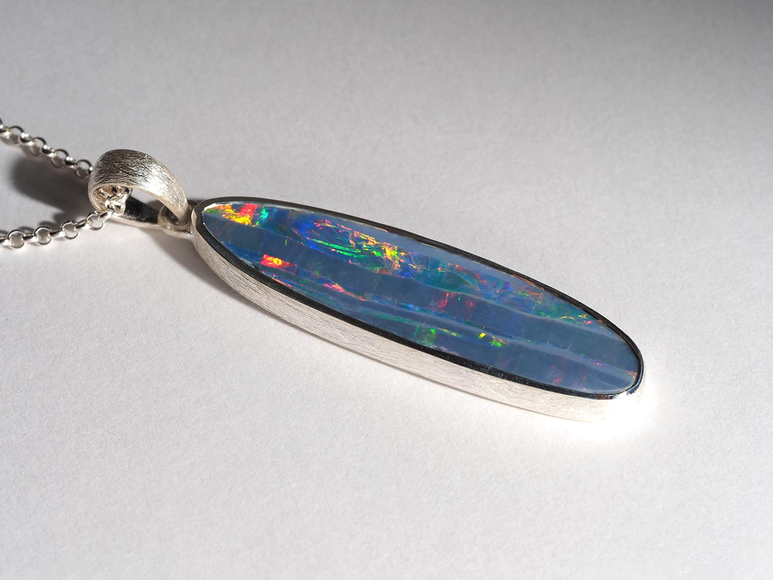 Collana d'argento Opale Lunga con doppietta di Opale Preziosa Nera Blu Scuro in vendita 4
