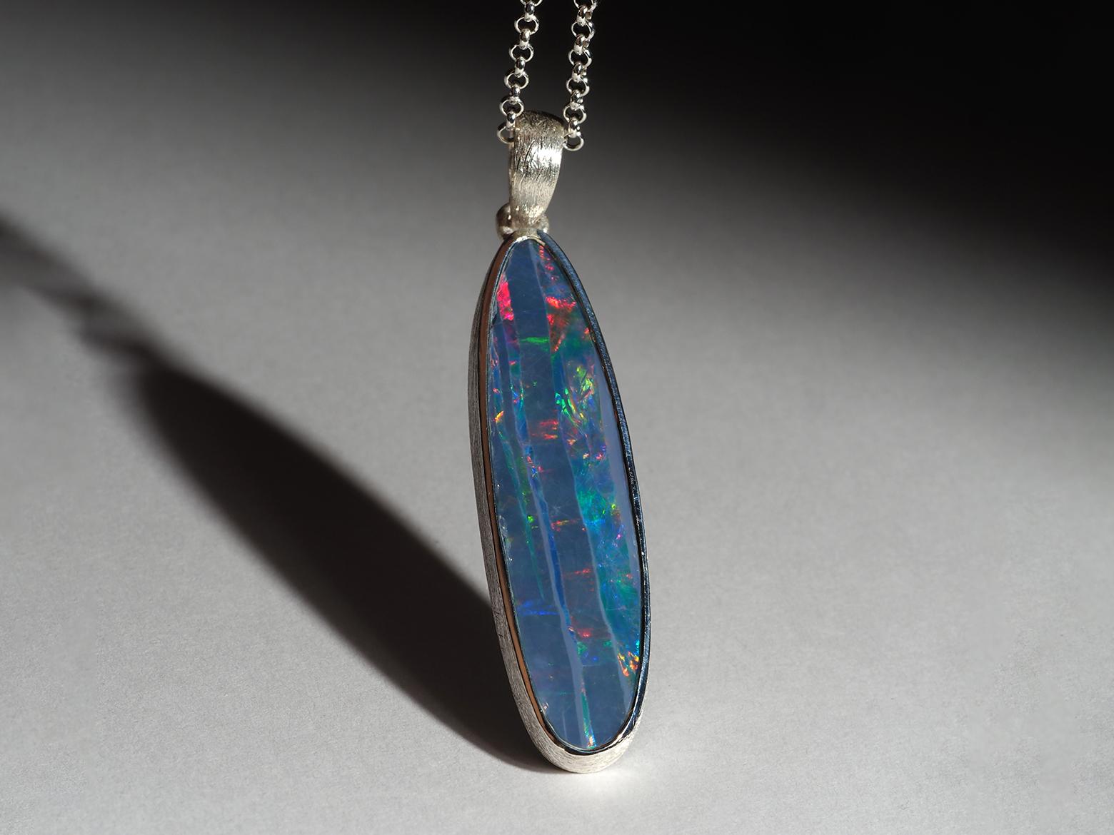 Collana d'argento Opale Lunga con doppietta di Opale Preziosa Nera Blu Scuro in vendita 5