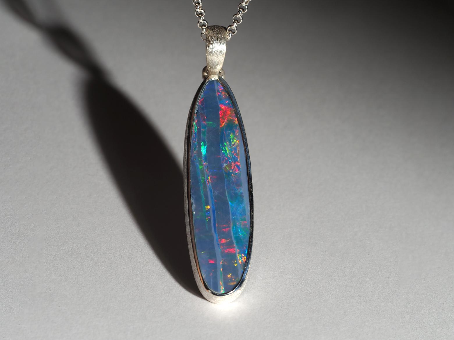 Ciondolo lungo con doppietta naturale di Opale nero naturale di qualità pregiata
origine della gemma - Australia
Le dimensioni della gemma sono 11 x 40 mm
Peso della gemma - 9,75 ct
lunghezza del ciondolo - 48 mm

La collana è dotata di una catena