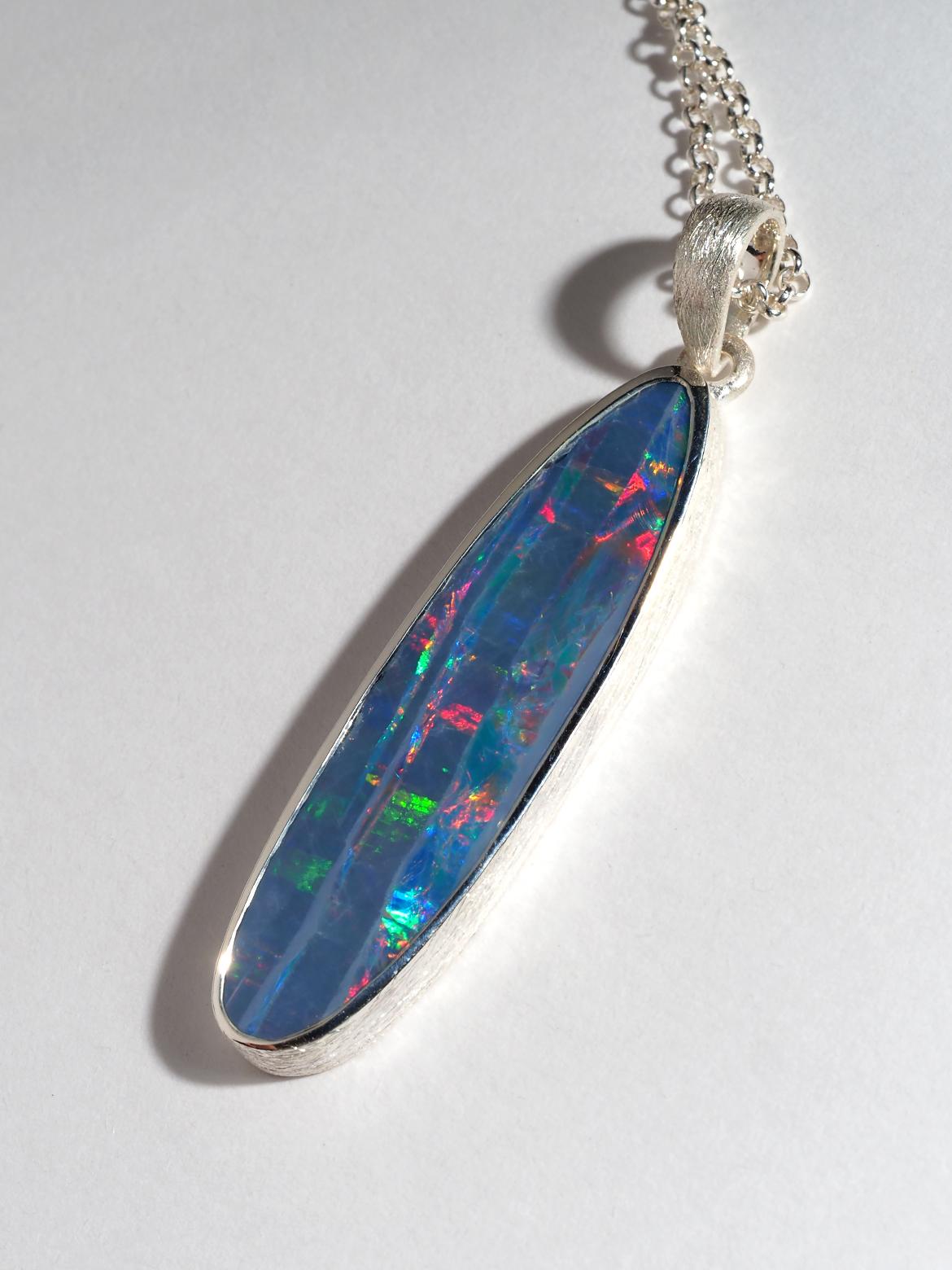 Artigiano Collana d'argento Opale Lunga con doppietta di Opale Preziosa Nera Blu Scuro in vendita