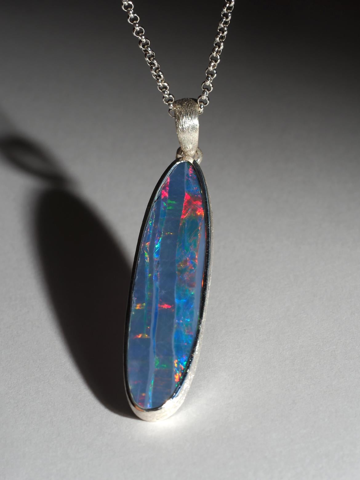 Taglio ovale Collana d'argento Opale Lunga con doppietta di Opale Preziosa Nera Blu Scuro in vendita