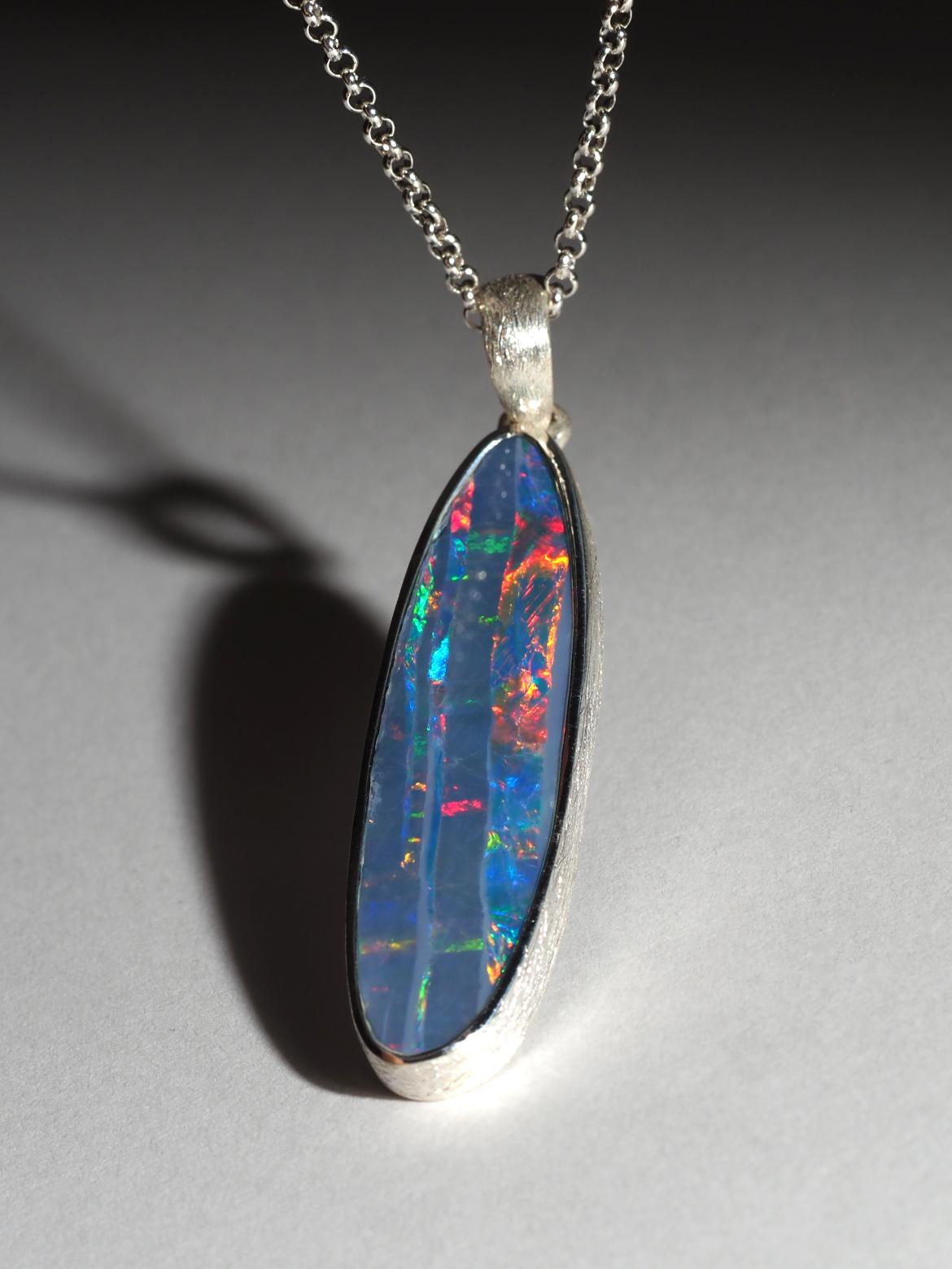 Collana d'argento Opale Lunga con doppietta di Opale Preziosa Nera Blu Scuro In condizioni Nuovo in vendita a Berlin, DE