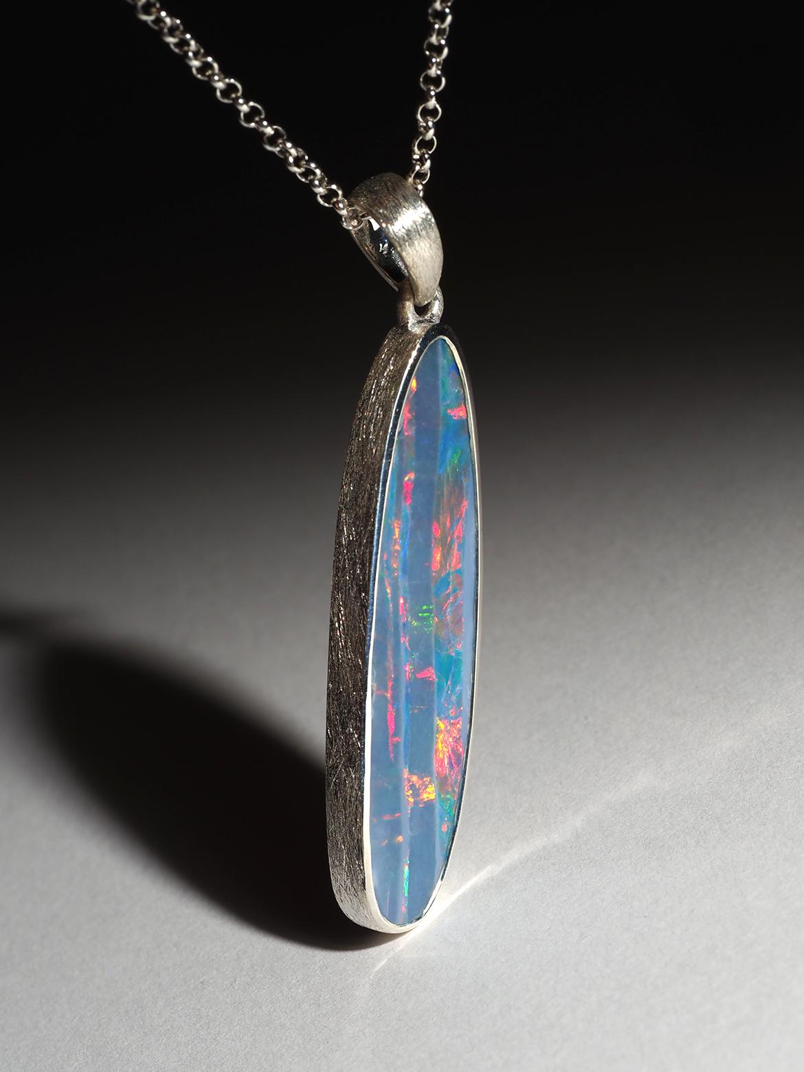 Collana d'argento Opale Lunga con doppietta di Opale Preziosa Nera Blu Scuro in vendita 1