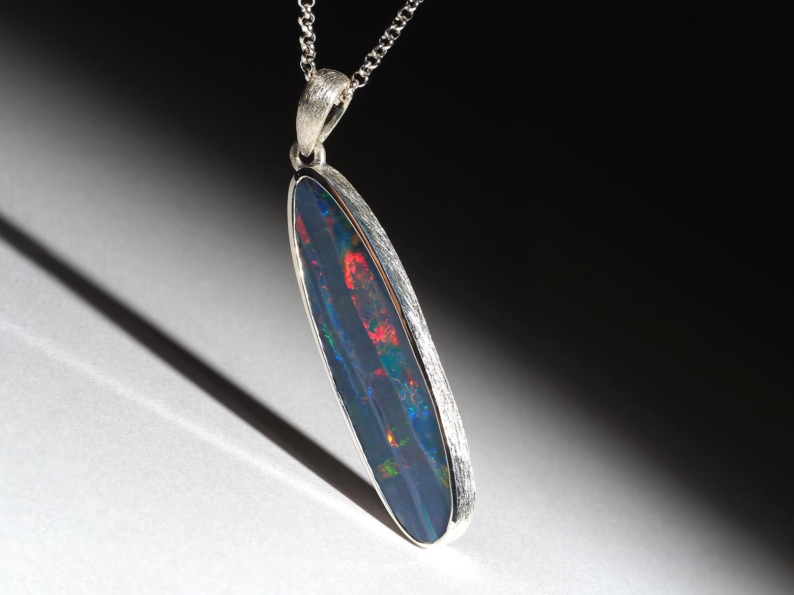 Collana d'argento Opale Lunga con doppietta di Opale Preziosa Nera Blu Scuro in vendita 2