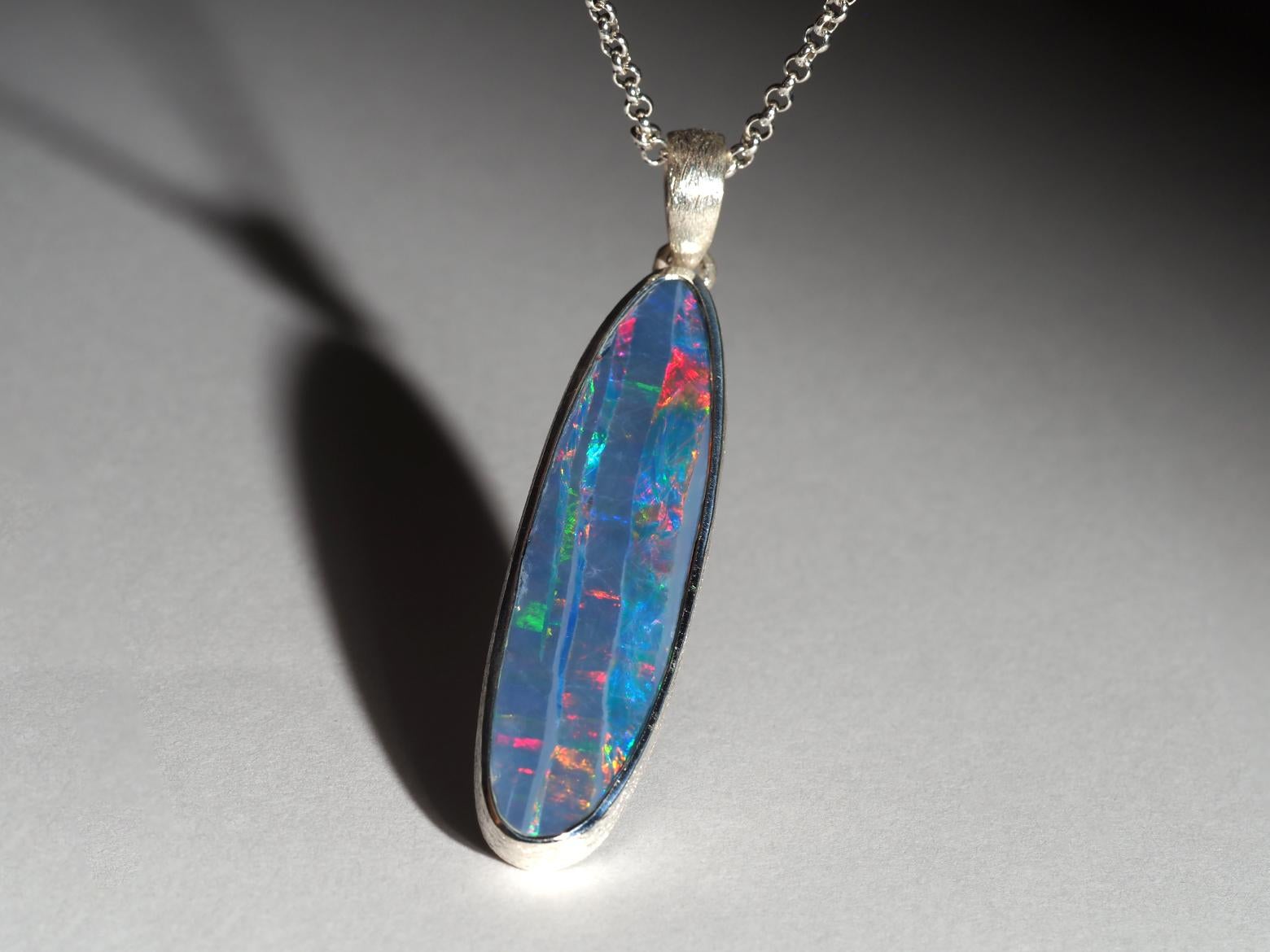 Collana d'argento Opale Lunga con doppietta di Opale Preziosa Nera Blu Scuro in vendita 3