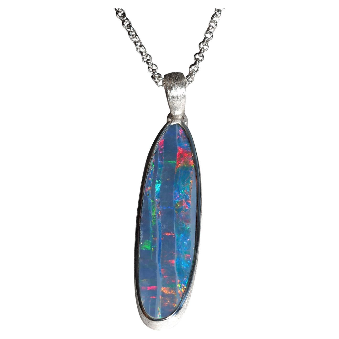 Collana d'argento Opale Lunga con doppietta di Opale Preziosa Nera Blu Scuro in vendita