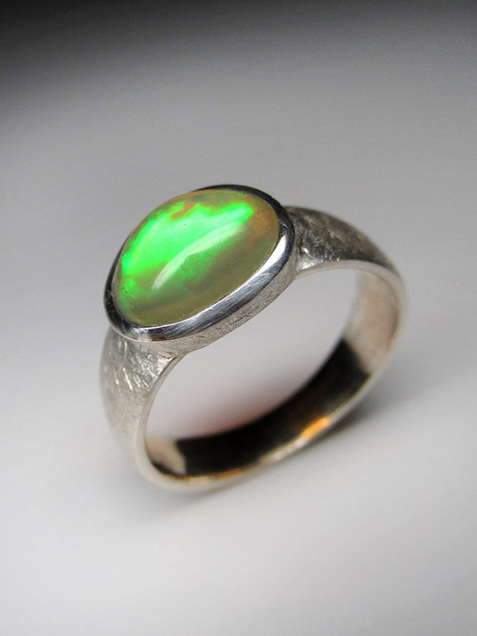 Silberring mit natürlichem Opal 
Opal Herkunft - Äthiopien 
Abmessungen des Opals - 0,14 x 0,27 x 0,35 in / 3,5 х 7 х 9 mm
Gewicht des Opals - 2 Karat
Ringgewicht - 3,28 Gramm
Ringgröße - 6 1/4 US 