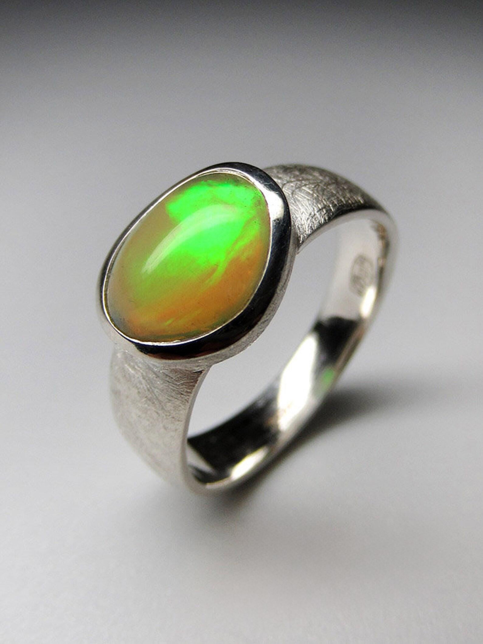 Verkauft Opal Silber Ring Luminous Neon Grün Gelb Äthiopisch Edelstein Vintage im Zustand „Neu“ in Berlin, DE