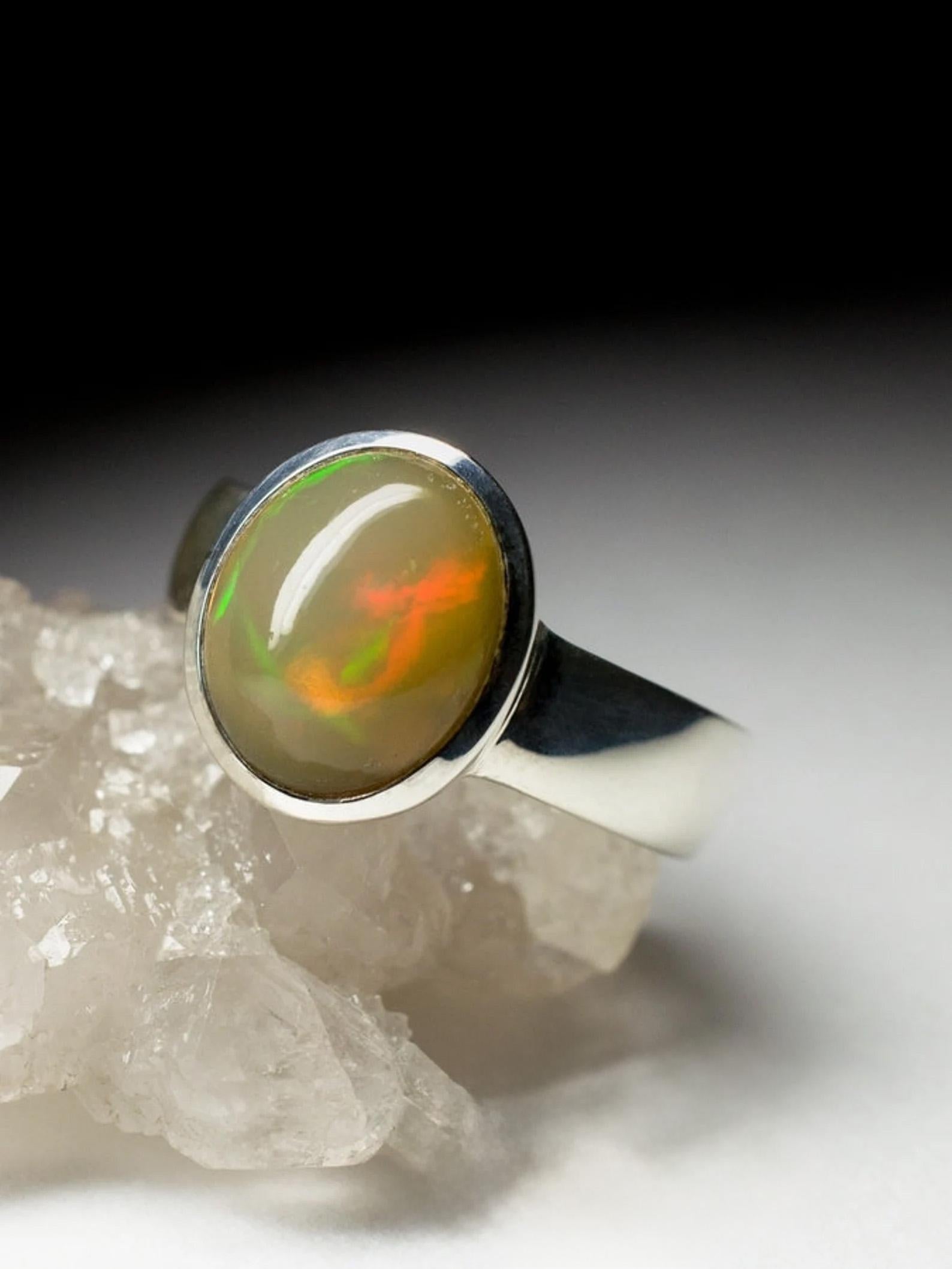 Anello in argento con Opale naturale 
origine della gemma - Etiopia
Misure della pietra - 0,2 х 0,35 x 0,43 in / 5 х 9 х 11 mm
Peso dell'opale - 2.9 carati
Peso dell'anello - 4,46 grammi
misura dell'anello - 8 US