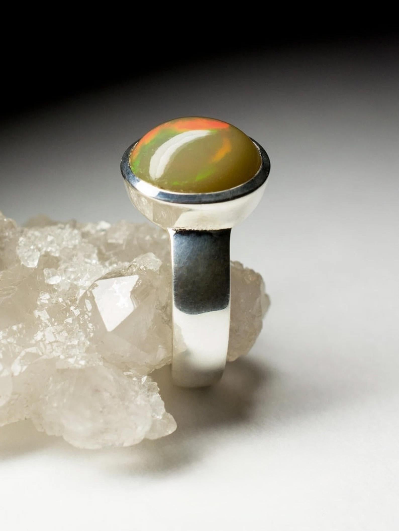 Taglio ovale Anello d'argento Opale Gemma arancione naturale colorata Gioielli Unisex in vendita