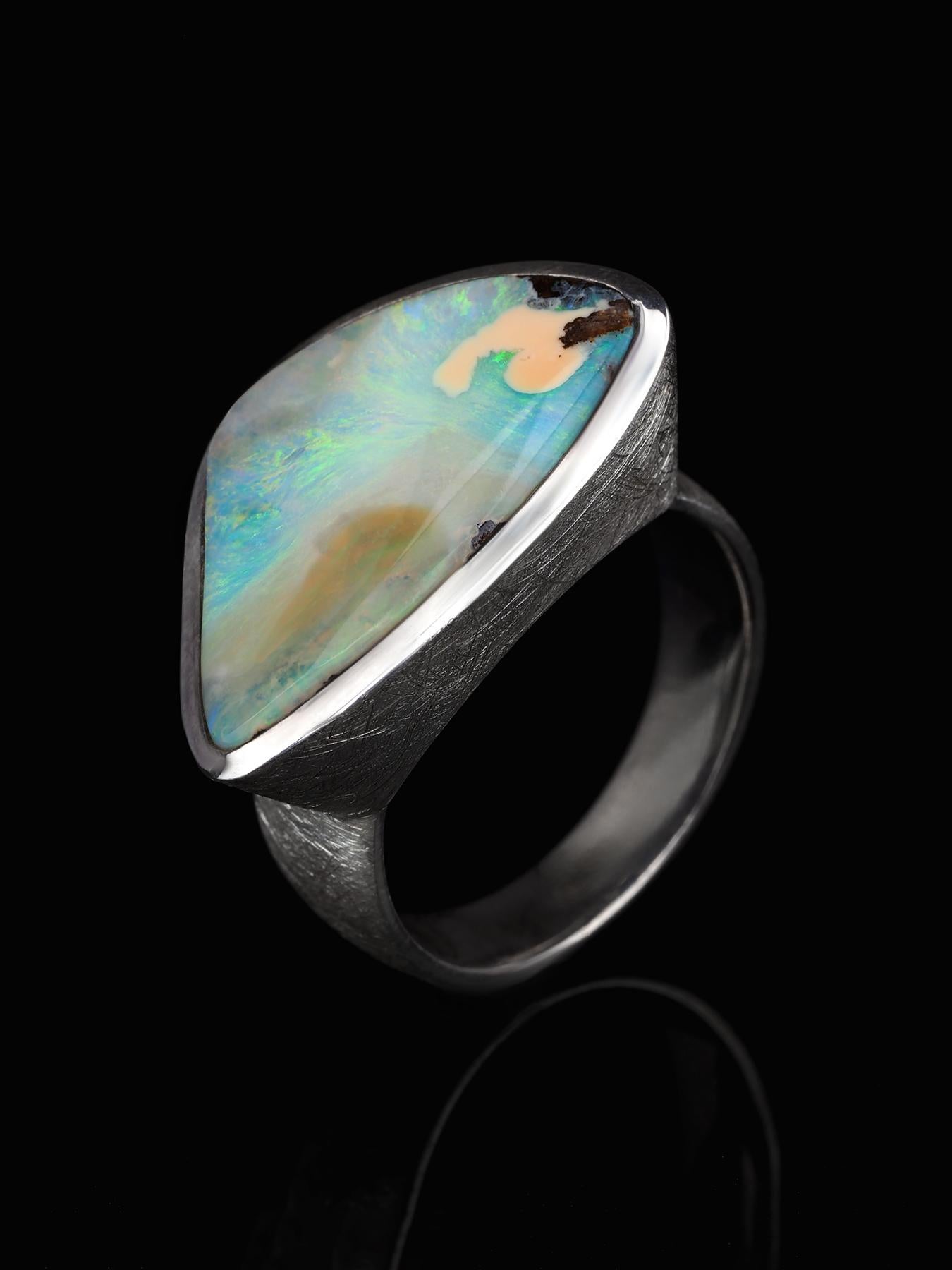 Grande bague en argent mat avec Opale de Boulder naturelle
Origine de l'opale - Australie
Poids de l'anneau - 11,5 grammes
Taille de la bague - 10 1/4 US / 62.5 EU 
mesures opales - 0.28 х 0.55 x 0.94 in / 7 x 14 x 24 mm
poids de l'opale - 14.90