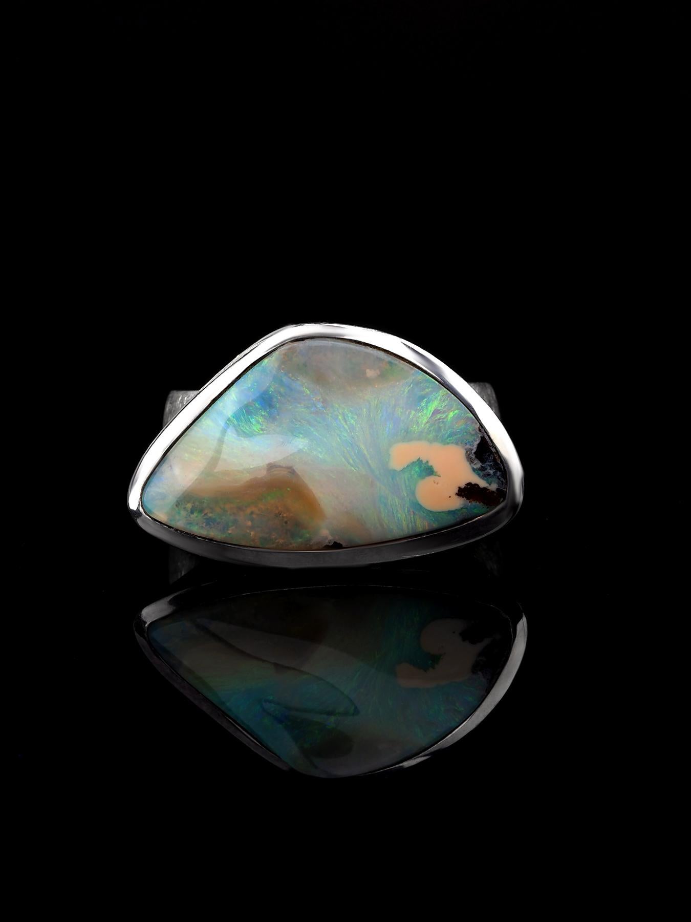 Artisan Bague triangulaire multicolore en argent, pierre précieuse naturelle australienne verte de mer en vente