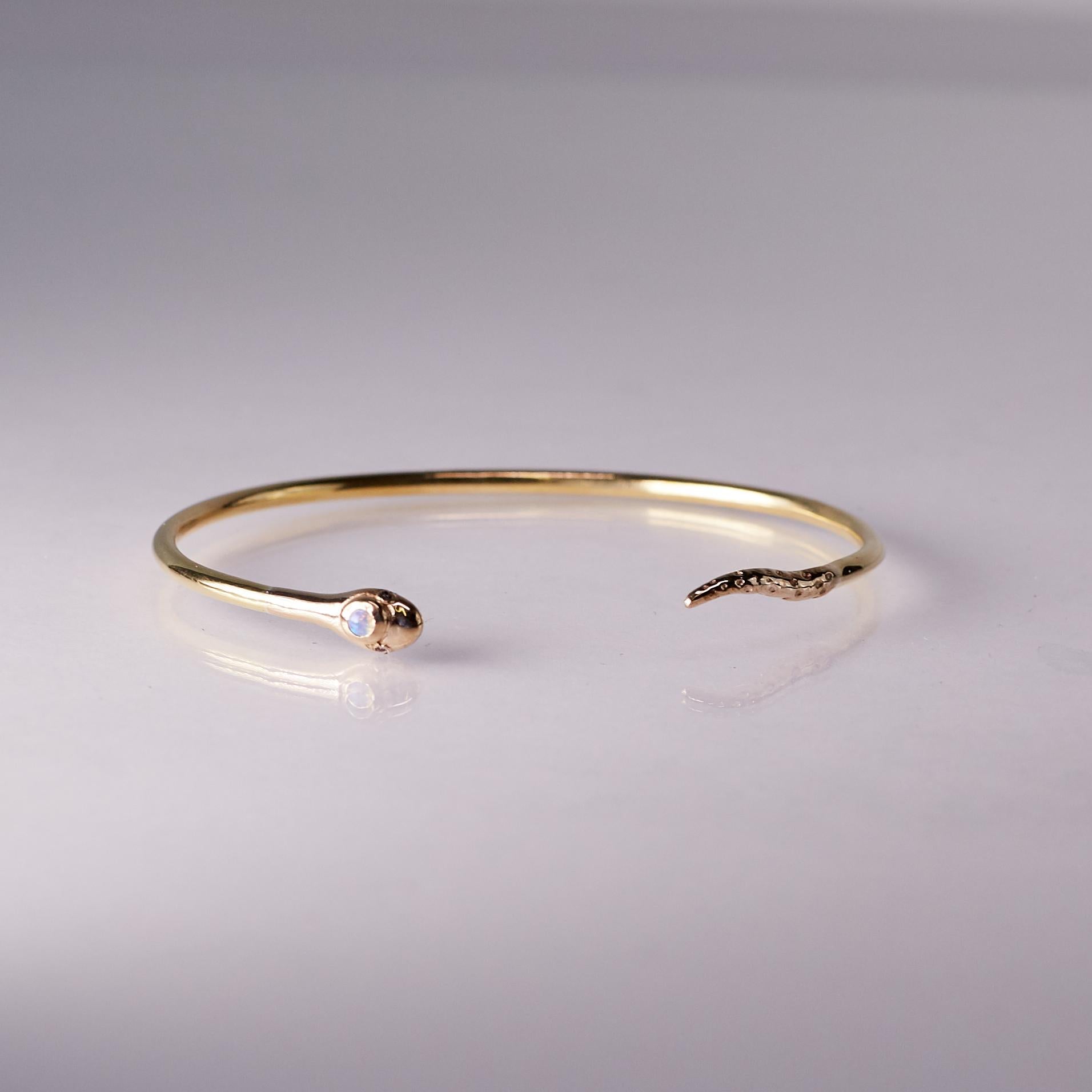 Opal Schlange Armband Armreif Ruby Eyes Bronze J Dauphin

Er hat 2 Rubinaugen und einen Opal auf dem Kopf. Das letzte Bild zeigt ein Armband mit einem weißen Diamanten auf dem Kopf.

J Dauphin-Schmuck wird in Los Angeles handgefertigt und wurde von