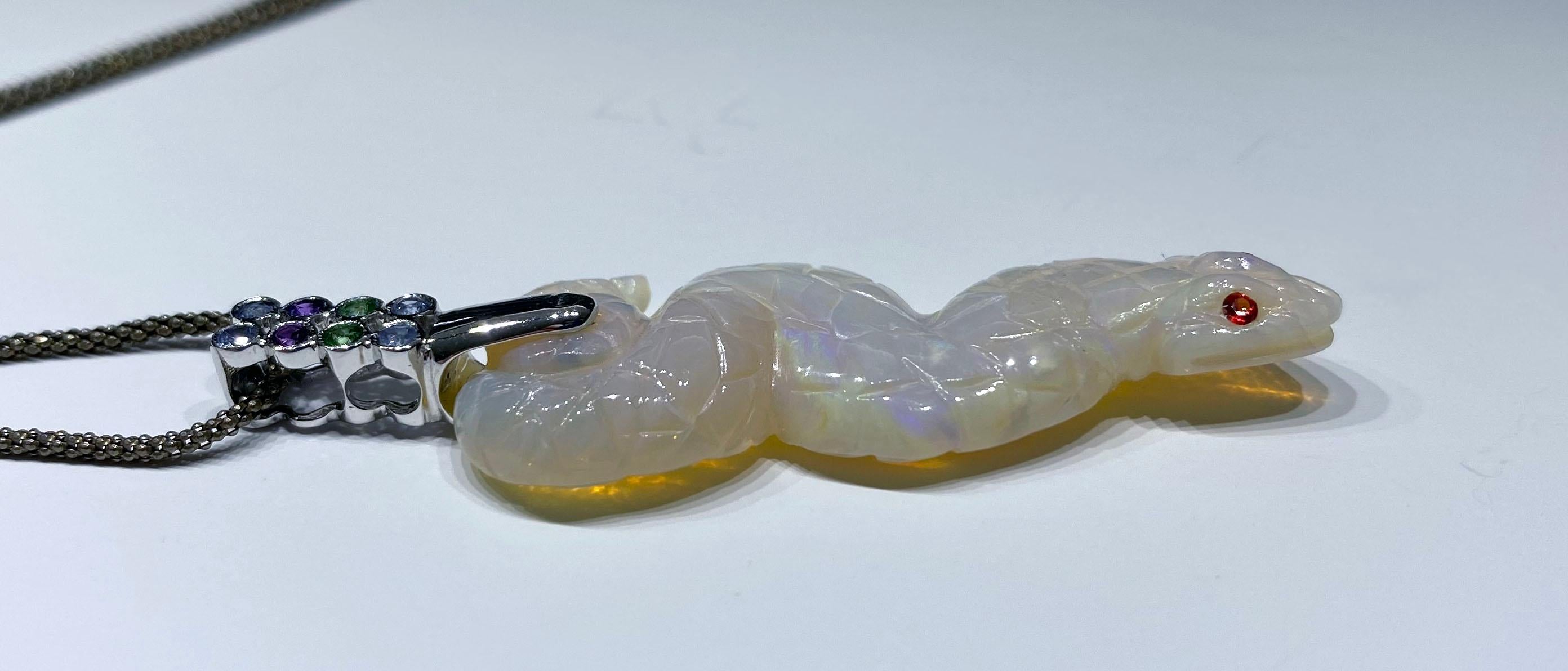 Opal-Schlangenanhänger aus 18 Karat Weißgold mit mehrfarbigen Saphiren im Angebot 4